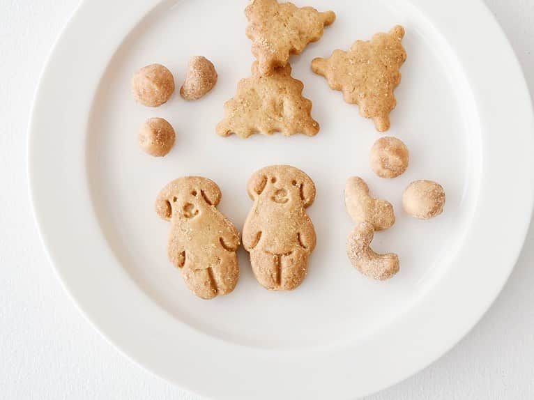なかしましほ（foodmood）さんのインスタグラム写真 - (なかしましほ（foodmood）Instagram)「9/1～ぬいぐるみ作家・金森美也子さんの展示に合わせて、CHECK&STRIPEさんでクッキーを販売します。いぬの「ピーナッツさん」モチーフのピーナッツバタークッキーが入ったミックスクッキーです🍪 白くまエプロンキットの販売もあるそうですよ～」8月24日 9時15分 - foodmoodshop