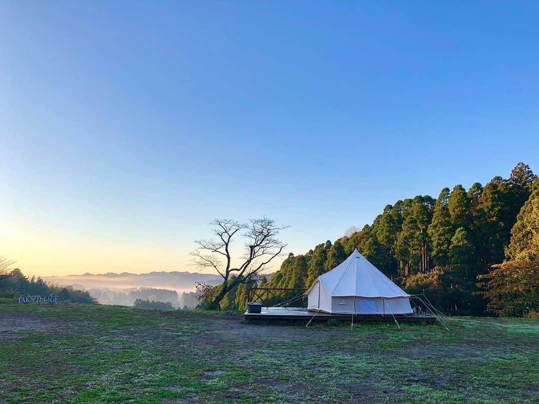 石井脩平のインスタグラム：「🏕️ 『いつなったらキャンプ行くねん！』 でお馴染みの【西本キャンプ倶楽部】 　 ［記念すべき初キャンプ編］にカメラマンとして同行さしてもろてました。 　 大宮で本日開催の初オフ会を前に、そのTAKI VILLAGE編の完結編の動画までアップされております。 　 　 🎥 同期のオジサン芸人4人の（僕にとっては皆さん1期上の先輩方です）小競り合いが、側で見ててずっとおもろかったです。 　 全然関係ない僕が言うのも変なんですが、面白いんで世界中の方々に見て欲しいという気持ちがありまして。 　 特に、寝る寸前の緊急会議の回は、世界中の方々に見て笑って元気になっていただきたいです。 　 ⛺️ キャンプchとしては異質の存在感を放ち続けてはるのん、やっぱり面白いし格好良いです。 　 こんな真夏に去年の年末の真冬の写真ですが、素敵な写真なんぼか撮らしてもろてたんで、透き通るような真冬の大自然の中でのキャンプ写真、良かったら見て涼んでくださいな。 　 　 #西本キャンプ倶楽部 #TakiVillage」