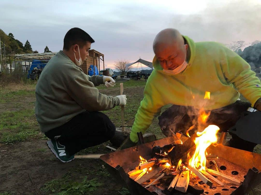 石井脩平さんのインスタグラム写真 - (石井脩平Instagram)「🏕️ 『いつなったらキャンプ行くねん！』 でお馴染みの【西本キャンプ倶楽部】 　 ［記念すべき初キャンプ編］にカメラマンとして同行さしてもろてました。 　 大宮で本日開催の初オフ会を前に、そのTAKI VILLAGE編の完結編の動画までアップされております。 　 　 🎥 同期のオジサン芸人4人の（僕にとっては皆さん1期上の先輩方です）小競り合いが、側で見ててずっとおもろかったです。 　 全然関係ない僕が言うのも変なんですが、面白いんで世界中の方々に見て欲しいという気持ちがありまして。 　 特に、寝る寸前の緊急会議の回は、世界中の方々に見て笑って元気になっていただきたいです。 　 ⛺️ キャンプchとしては異質の存在感を放ち続けてはるのん、やっぱり面白いし格好良いです。 　 こんな真夏に去年の年末の真冬の写真ですが、素敵な写真なんぼか撮らしてもろてたんで、透き通るような真冬の大自然の中でのキャンプ写真、良かったら見て涼んでくださいな。 　 　 #西本キャンプ倶楽部 #TakiVillage」8月24日 9時08分 - presidentchan141