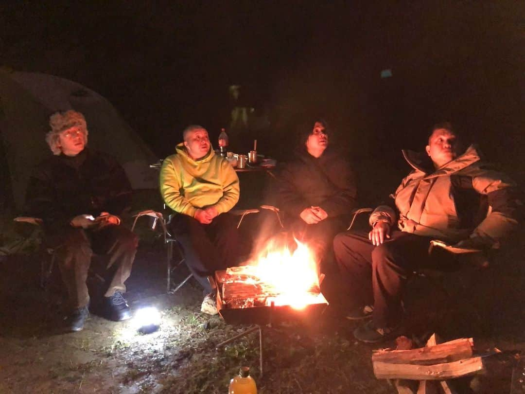 石井脩平さんのインスタグラム写真 - (石井脩平Instagram)「🏕️ 『いつなったらキャンプ行くねん！』 でお馴染みの【西本キャンプ倶楽部】 　 ［記念すべき初キャンプ編］にカメラマンとして同行さしてもろてました。 　 大宮で本日開催の初オフ会を前に、そのTAKI VILLAGE編の完結編の動画までアップされております。 　 　 🎥 同期のオジサン芸人4人の（僕にとっては皆さん1期上の先輩方です）小競り合いが、側で見ててずっとおもろかったです。 　 全然関係ない僕が言うのも変なんですが、面白いんで世界中の方々に見て欲しいという気持ちがありまして。 　 特に、寝る寸前の緊急会議の回は、世界中の方々に見て笑って元気になっていただきたいです。 　 ⛺️ キャンプchとしては異質の存在感を放ち続けてはるのん、やっぱり面白いし格好良いです。 　 こんな真夏に去年の年末の真冬の写真ですが、素敵な写真なんぼか撮らしてもろてたんで、透き通るような真冬の大自然の中でのキャンプ写真、良かったら見て涼んでくださいな。 　 　 #西本キャンプ倶楽部 #TakiVillage」8月24日 9時08分 - presidentchan141