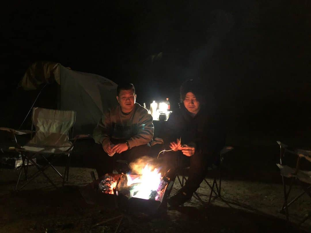 石井脩平さんのインスタグラム写真 - (石井脩平Instagram)「🏕️ 『いつなったらキャンプ行くねん！』 でお馴染みの【西本キャンプ倶楽部】 　 ［記念すべき初キャンプ編］にカメラマンとして同行さしてもろてました。 　 大宮で本日開催の初オフ会を前に、そのTAKI VILLAGE編の完結編の動画までアップされております。 　 　 🎥 同期のオジサン芸人4人の（僕にとっては皆さん1期上の先輩方です）小競り合いが、側で見ててずっとおもろかったです。 　 全然関係ない僕が言うのも変なんですが、面白いんで世界中の方々に見て欲しいという気持ちがありまして。 　 特に、寝る寸前の緊急会議の回は、世界中の方々に見て笑って元気になっていただきたいです。 　 ⛺️ キャンプchとしては異質の存在感を放ち続けてはるのん、やっぱり面白いし格好良いです。 　 こんな真夏に去年の年末の真冬の写真ですが、素敵な写真なんぼか撮らしてもろてたんで、透き通るような真冬の大自然の中でのキャンプ写真、良かったら見て涼んでくださいな。 　 　 #西本キャンプ倶楽部 #TakiVillage」8月24日 9時08分 - presidentchan141