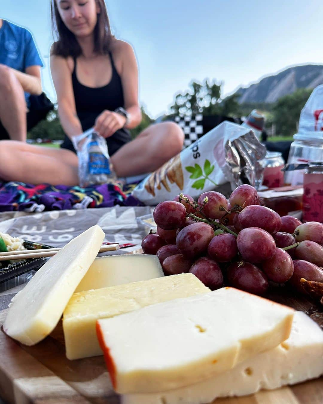 ニーナ・ウィリアムズさんのインスタグラム写真 - (ニーナ・ウィリアムズInstagram)「Celebrated my 33rd spin around this planet doing a bunch of alpine climbing, hiking, and biking topped off by an evening lawn sprawl in the foothills with friends. It was a pretty mega day that I’m still recovering from, definitely one of my less chill birthdays but life in general has been less chill and I really wouldn’t have it any other way. Thank you to everyone who reached out with well-wishes and encouraging words 💛💛 I needed it towards the end!! Hell is riding & roasting on highway 36 through construction and the midday lunch rush 🔥🥵   A special and sincere thank you to Annie & Christine at @theclimbclinic for helping keep my legs healthy. I was worried about limitations in my knees/hamstrings but they are putting me straight!  Here’s to another year of dreaming big ✨💭✨ and big love to the folks in my life who dream with me 💛  #climbing #longspeak #thediamond」8月24日 9時09分 - sheneenagins