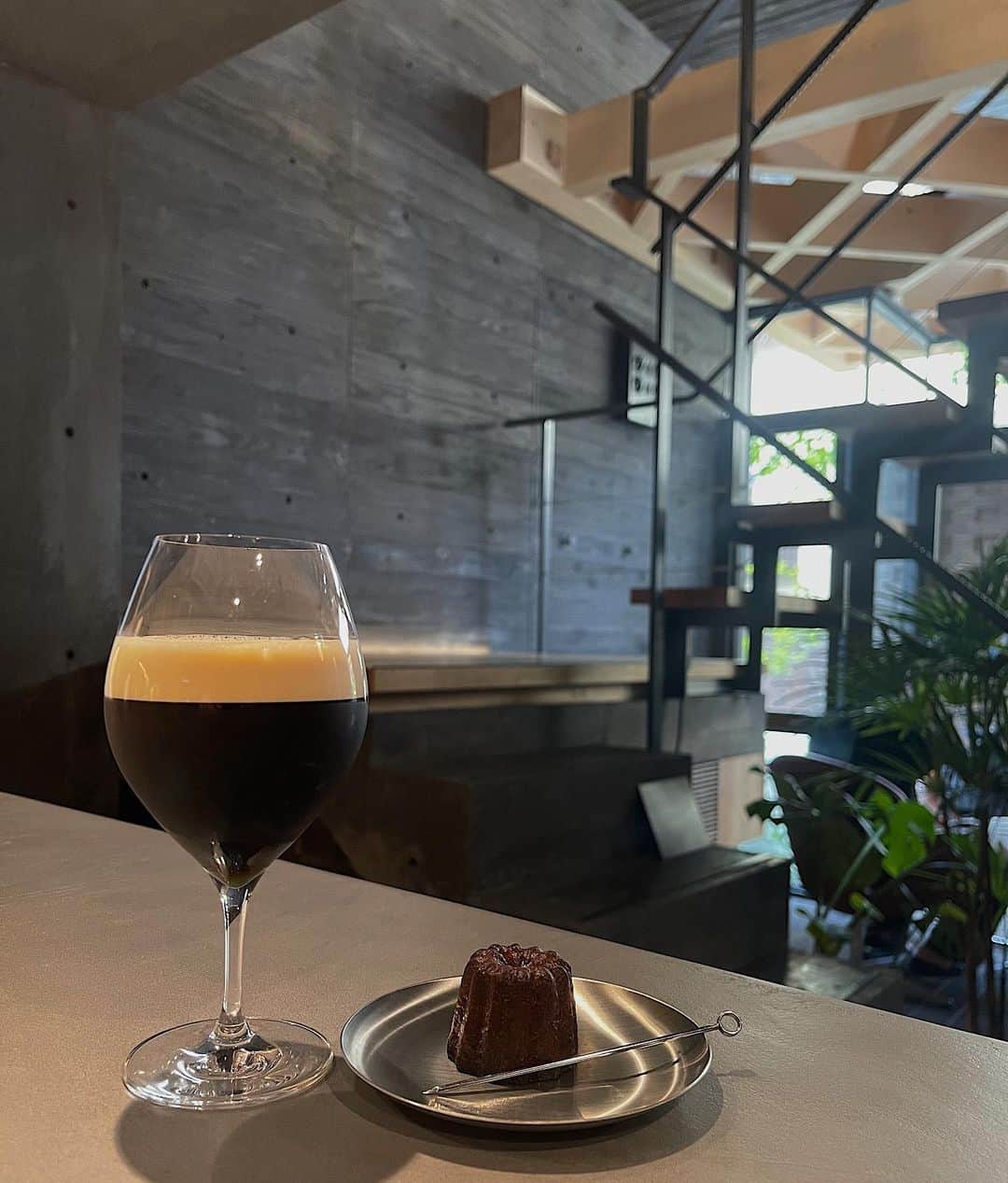 堺梨乃のインスタグラム：「@andplus1904   menu ・キャラメルクラフトコーヒー ・カヌレ  クラフトコーヒー初めて飲んだけど美味しかった😳  #名古屋カフェ#カフェ巡り #カフェ活#cafe#nagoyacafe」