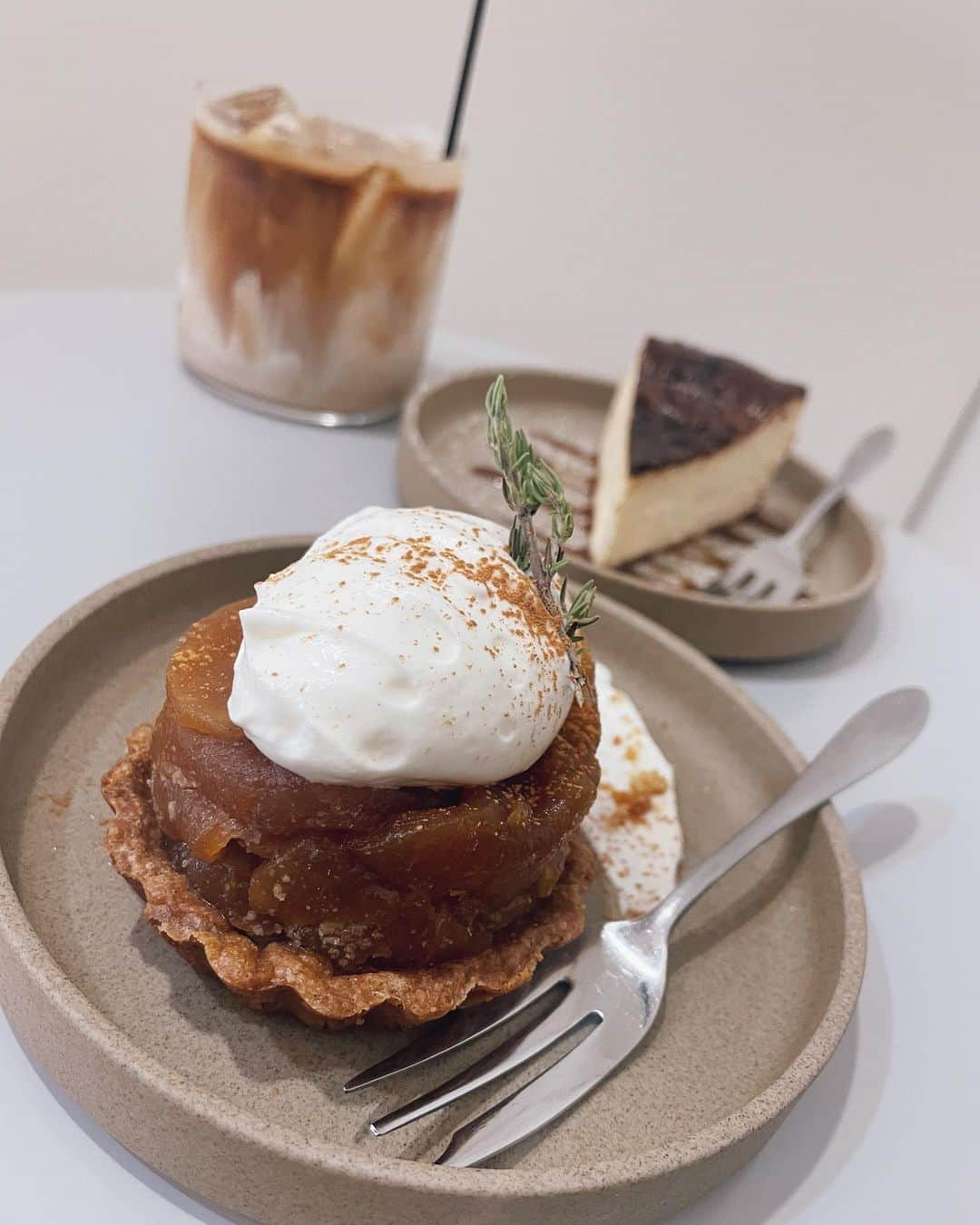 咲月美優さんのインスタグラム写真 - (咲月美優Instagram)「☕️ . 📍HICARU COFFEE ROASTER @hicarucoffeeroaster  . . . #cafe #カフェ巡り #カフェ活 #谷町六丁目カフェ #大阪カフェ #大阪カフェ巡り #淡色カフェ  .」8月24日 9時17分 - s.miyutyyy