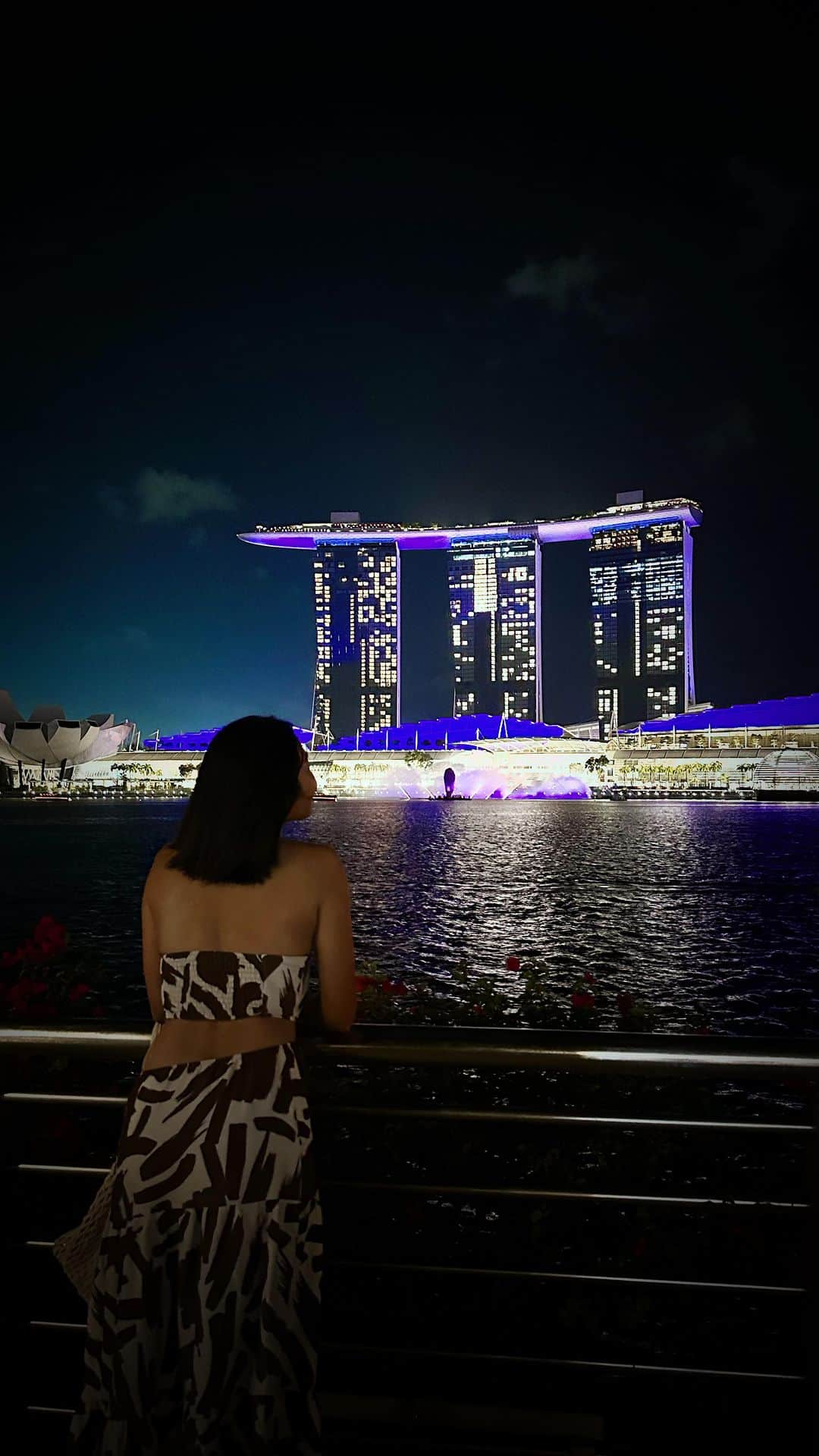 王君萍のインスタグラム：「開心🇸🇬 這週我們來新加坡玩 之前來的時候是白天看魚尾獅 這次是晚上看，好美喲🤩  #VisitSingapore #SingapoRewards @visit_singapore」