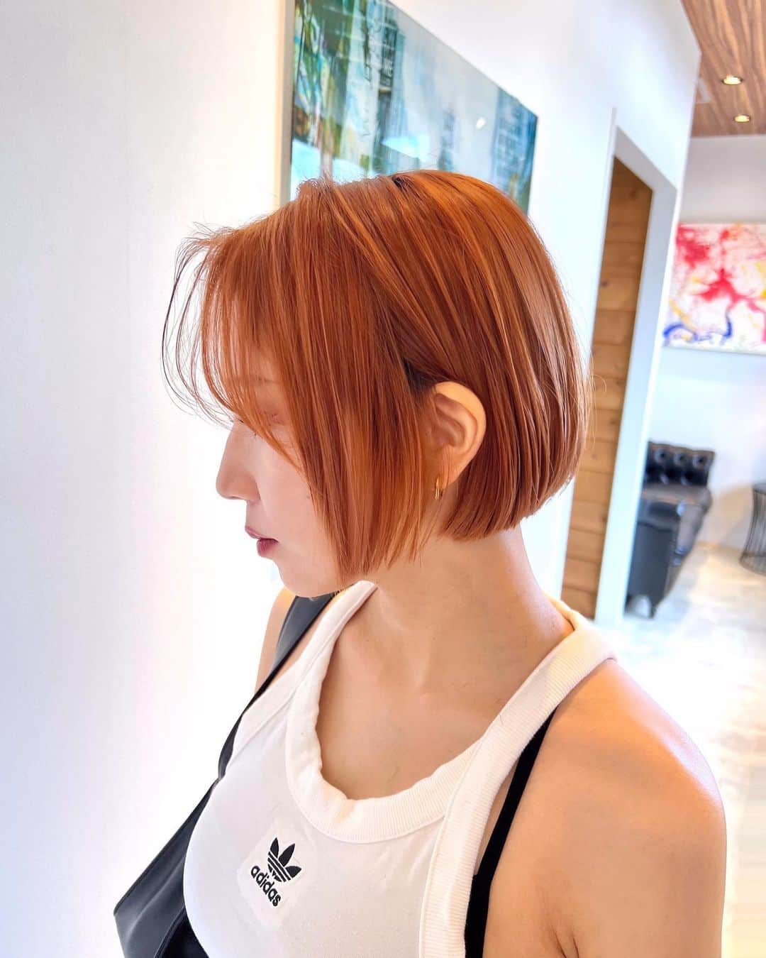 An'Reciel アンリシエルのインスタグラム：「orange  beige🍊🍊🍊  ミニボブ✂︎ バッサリイメチェンしてオシャレに可愛くこだわりのcut🏝️ おうちに帰ってからも再現しやすいように🫧✂︎  1ブリーチで作るOrangeは退色しても柔らかな優しい色味になるようなオリジナル調合で🪴  ＿＿＿  ◉育児でなかなか自分に時間とれないママたち  ◉髪が広がる、癖がひどい、まとまらない  ◉ショートにしたいけど自分に似合うショートがわからない  ◉艶をだしたい、さらさらになりたい  ◉前髪似合うようにイメチェンしたい  ◉暗めの髪でもたのしめるカラーにしたい  などなど...なーんでもok🧡  ご相談ください🫧☺️  #ショート#レイヤーカット#ボブ#ボブヘアー#ミニボブ#ワンホンヘア #金沢美容師#顔まわりカット#前髪カット  #顔まわりレイヤー#フロントカット#ヨシンモリ#オルチャンヘア#髪質改善#髪質改善ストレート#髪質改善縮毛矯正#酸熱トリートメント#アンリシエル#酸性ストレート#グレージュカラー#バレイヤージュ#ハイライト#ケアブリーチ#くすみカラー#ママ美容師#金沢ヘアサロン#ミディアムヘアアレンジ #韓国ヘア」