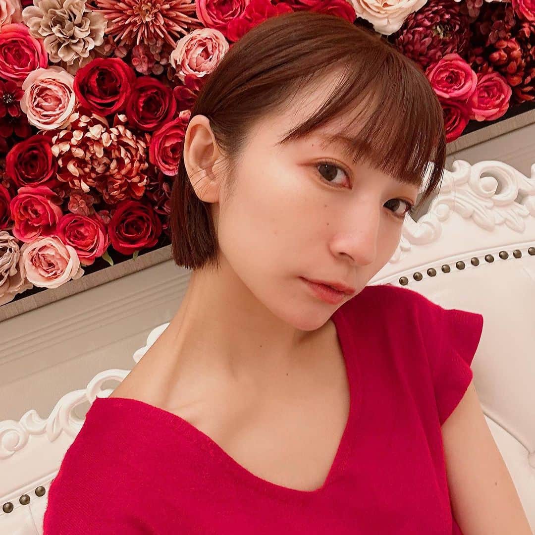 ぱつこのインスタグラム：「【自分磨き記録①💄】 @a_clinic_ikebukuroの木家先生)@aclinic_kiya にAスレッドをお願いしてもらいました🙏  日々マッサージやダイエット頑張ってるけど生きてると無抵抗に感じる重力による顔のたるみが気になっていたのと顔の左右差が気になっていました(´･ω･｀) 	 2枚目をみてくれたらわかるんだけどAスレッドを受けてめっちゃシュッてなったのわかりますか🥹？！  木家先生はめっちゃ美人なのにスゴ腕で一瞬で施術が終わった🪡痛みが怖い私の悩みも笑気麻酔で最小限にカバーしてくれました☺️糸は溶けるタイプだから安心だし、でもまた溶けたらお願いしたいなあ笑  #aスレッド #糸リフト #aclinic #aclinic銀座 #aclinic横浜 #aclinic新宿 #aclinic名古屋#aclinic大阪  #aclinic池袋#aclinic福岡#aclinic仙台#aクリニック#エークリニック#小顔 #スレッドリフト #小顔整形#たるみ改善#リフトアップ #美容外科 #美容皮膚科 #美容クリニック#木家佑理子」