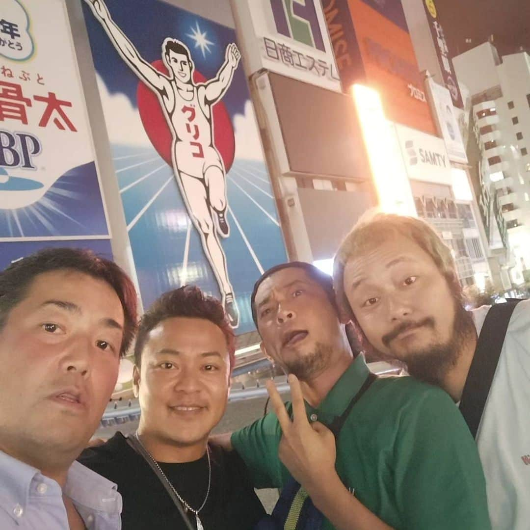 高井俊彦さんのインスタグラム写真 - (高井俊彦Instagram)「昨夜は🌃 友達のまるちゃんとつのやがー。 #夏休みしんきげきといっしょ  #吉本新喜劇座員総選挙  お疲れ様&ランクイン祝い会を開いてくれました🙏✨✨✨  まずはー。 #東心斎橋 #ワインと日本酒風音（かざね） @kazane_wine_japanesesake  の絶品天ぷらからスタート✌ 優しくて癒やして下さる女将の揚げる天ぷら、手料理はほんまにうんまいっ⤴️⤴️⤴️ 奈良の日本酒 #千代酒造  #篠峯 と共に🍶 女将の娘さんや周りの方もお越しで、しんきげきといっしょ楽しかったぁと感想頂きました🙆  続いてー。 ミナミ警察すぐ近くのBAR🍻 #VANGUARD ここのマスターカメさんの軽快トークとアットホームの雰囲気大好き✌ またまた色んな皆さんに乾杯してもらいました✨ ジャイアンツ勝利の瞬間も観れたし📺👍 ※写真撮り忘れたからまた行きま〜すw  そしてー。 つのやが超推している🦌 吉本の若手超有望コンビ はるかぜに告ぐのとんずちゃんがバイトしてるお店で🥂🍾  太るから絶対にあかんの分かっているのにそこからの〜 #神座ラーメン うんまいっに決まってるや〜ん🍜💕  最後にみんなで海外観光客みたいな写真パシャリ📷✨ 皆さん本当にありがとうございました👏 朝起きて二日酔い&余韻に浸ってますw 最高&最幸⤴️⤴️⤴️  ん？なんかもう一軒行った気がするが定かではない😄」8月24日 9時41分 - takai_toshihiko