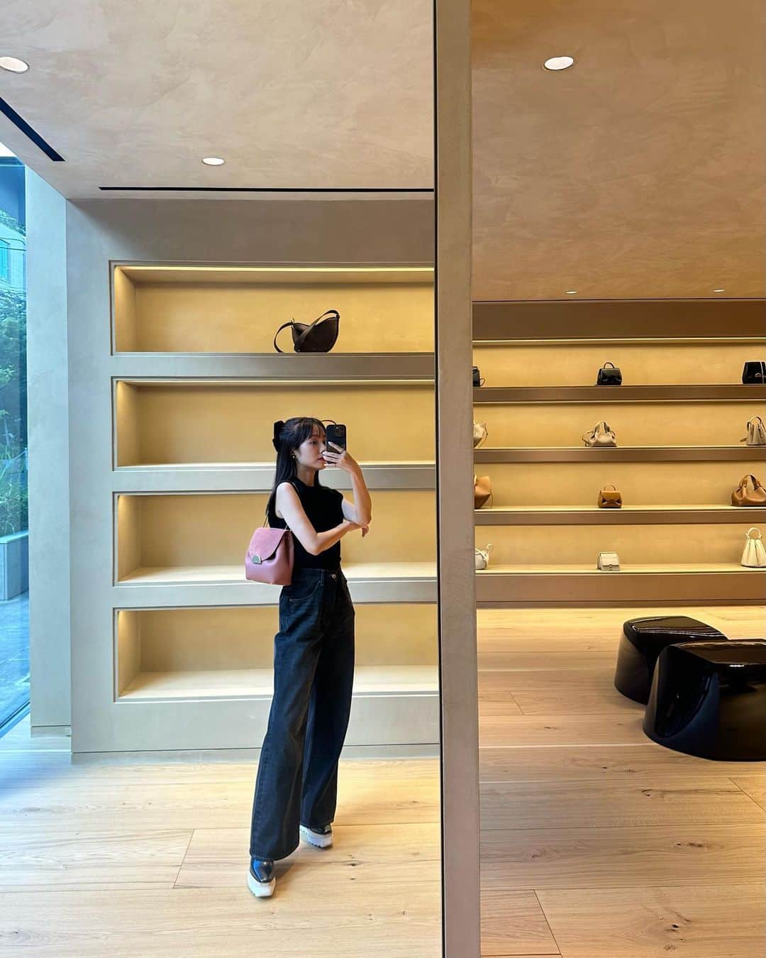 前田希美（まえのん）のインスタグラム：「2.3年前くらいから大好きな @polene_paris が表参道にOPENするということで、OPEN前にご招待いただき 店舗にお邪魔させていただきました。  9月1日にOPENするそうです！ のんてぃーず。も真似して買ってくれてる子もいて凄く嬉しいです。  @polene_paris のバッグを 実際に見て、選べるのが幸せ過ぎました。 店内もベージュとネイビーで すごく好みでした。  アクセサリーも発売されてるそうで どれも可愛かった…！！  バッグは、のんはピンクの チェーンバッグにしました。  ベロア×レザーに一目惚れ。    ショルダーバッグとしても持てるし、 写真みたいに短めにして持てるのも好き。   #polene #code #fashion #表参道」