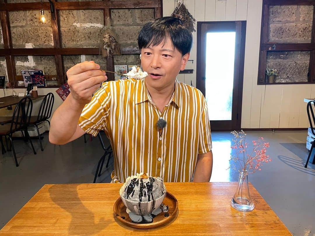 依田司のインスタグラム：「8月24日（木） 茨城県潮来市にある「蔵カフェ氷菓ふわり」から。お店は100年以上前に建てられた大谷石作りの蔵で、店内も広くて綺麗。 南アルプス･八ヶ岳の天然氷と手作りシロップで作るかき氷を、なんと！一年中食べられるお店です。 オーナーの高川さんは、かき氷が好き過ぎて、１年間に１５０杯、今までに回ったお店は1００件以上！というゴーラーさんなんです。研究し尽くされたフワッフワのかき氷をご堪能あれ。 2軒隣には、うな重を提供している「千歳屋旅館」さんが。東日本大震災の時に、持ち出して難を逃れた秘伝のタレとふわふわのウナギが絶品です。ここに来れば、うなぎ のち かき氷が楽しめますよ。※うなぎは事前の予約が必要です。  さて本日、AD鈴木くんが卒業となりました。オーストラリアに渡り、柔道豪州代表のコーチをするそうです。オリンピックや世界大会での日本代表との戦い、楽しみにしています。  #蔵カフェ氷菓ふわり #千歳屋旅館 #依田さん #依田司 #お天気検定 #テレビ朝日 #グッドモーニング #気象予報士 #お天気キャスター #森林インストラクター #グリーンセイバーアドバンス #プロジェクトワイルド #IPCC伝導者 #japan #japantrip #japantravel #unknownjapan #japanAdventure #japanlife #lifeinjapan #instagramjapan #instajapan #療癒 #ilovejapan #weather #weathercaster #weatherforecast」