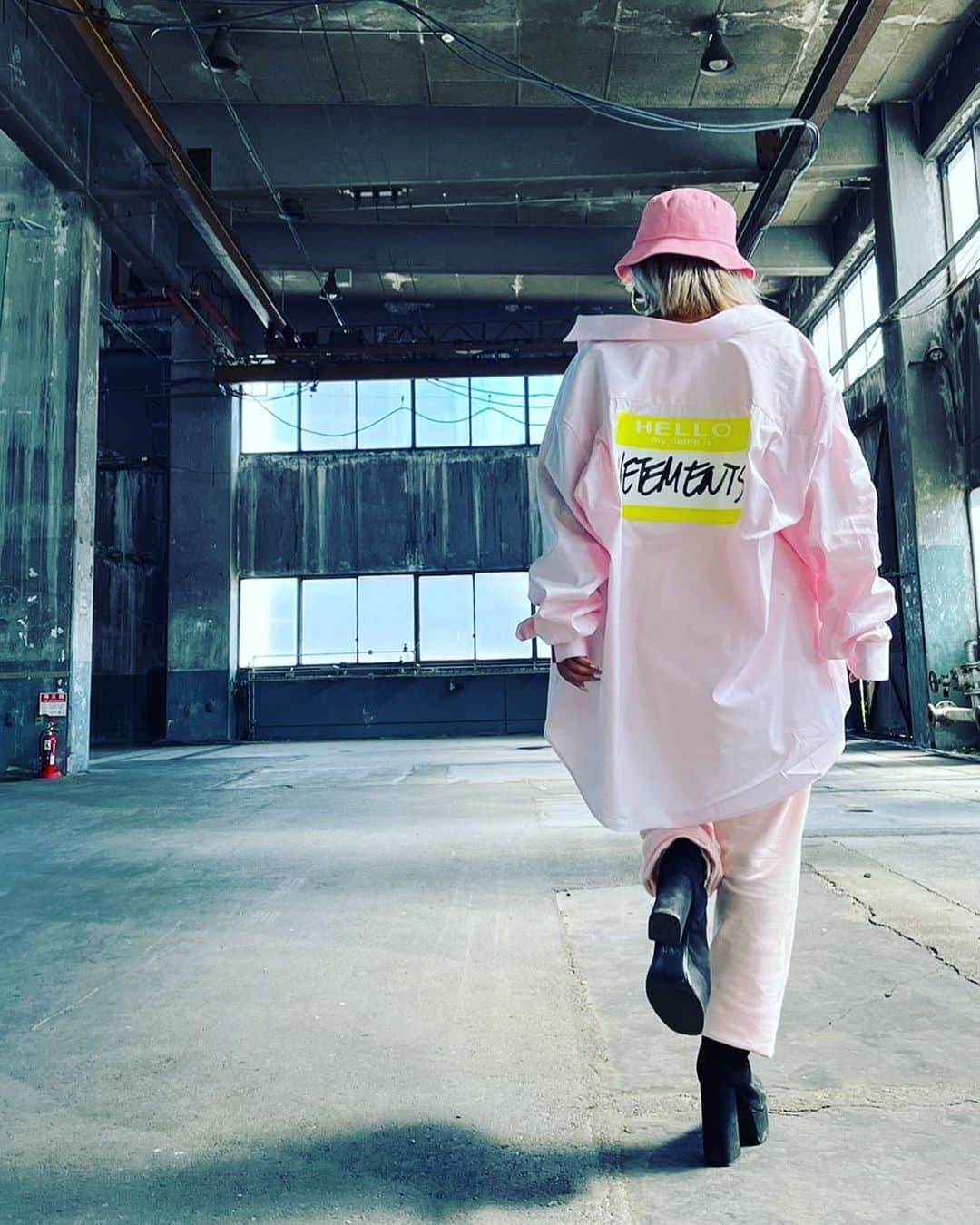 MINMIのインスタグラム：「おはようございます 今日も余す事なく 生きてやりましょうぜ😎✨ アルバム予約したよ！の 沢山の声ありがとうございます♡ SHOP限定のBOX盤、初回のお届け分が 完売してしまいました🙏　少しお届けにお待ち頂くかもですが、第二期分BOX版のご注文を承れる様準備しております！ しばらくお待ちください♡  今日も最幸の一日にしましょう！ お写真は過去のお気に入り　去年の夏の長野の写真だよ✌️」