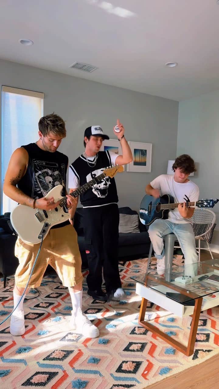 のインスタグラム：「With the birds I’ll share this lonely viewin’   Tour starts in one month! Tickets at Emblem3.com/tour」