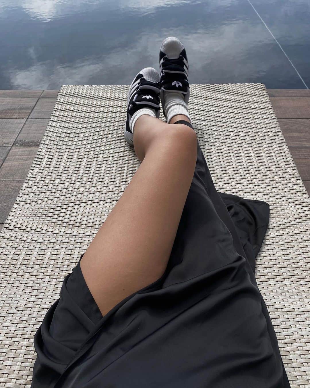 加藤澪のインスタグラム：「スカートやワンピースが好きになった32歳の夏🥥🤍女性らしい服装にスニーカー合わせってとっても可愛いよねぇ🖤」
