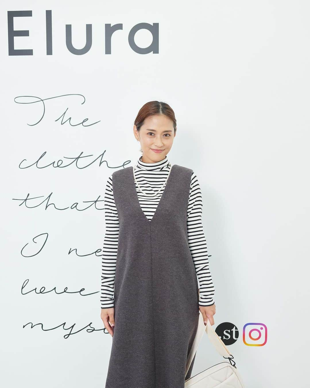 清水あきさんのインスタグラム写真 - (清水あきInstagram)「先日の展示会は @elura_official   Eluraのお洋服は、さりげなくトレンドを取り入れながらも長く使えるアイテムばかりで 私みたいなSサイズ向けの#elkotona のラインも充実していて、日常的にヘビロテしてます❤️  今季は、ウールライクシリーズイチオシです！(1枚目) ウール見えなのにウールじゃないから、お手入れもラク⭕️  他にもパーソナルカラーで選べるニットは12色も。  グレンチェックのコートもオーダー🧥 秋冬が楽しみだ🍂  #elura #パーソナルカラーニット　#サマ見えリラクシーシリーズ　#秋冬展示会　#ウールライクシリーズ　#ジャンパースカート  #fashion #model #elura_official #elura2023aw」8月24日 9時53分 - aki._.s.m