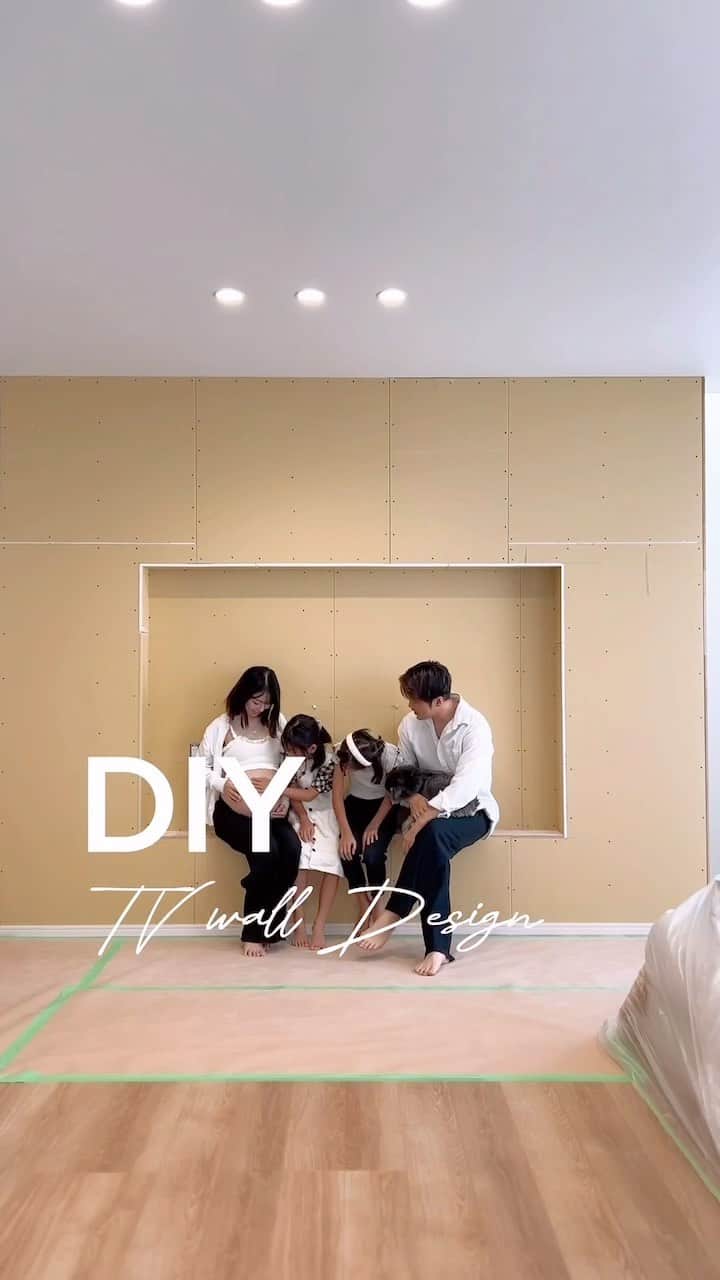 長谷美穂のインスタグラム：「DIY中のTV Wall Designの前でみんなで思い出動画を撮影👨🤰👧👧🐶 少しづつ完成が近づいてきた🔨👍  Everyone took a memorable video 👨🤰👧👧🐶 in front of the TV Wall Design during DIY. A little closer to completion 🔨👍  ┈┈┈┈┈┈┈┈┈┈┈┈┈┈┈┈  FAMILY ↴ ↴ mama：@hase.miho mama cooking：@hasemiho.cooking home： @hm.home.life  puppy： @maruyoshi.marupuu   ┈┈┈┈┈┈┈┈┈┈┈┈┈┈┈┈ #family #ファミリー #diydecor #diy #tvwalldesign」