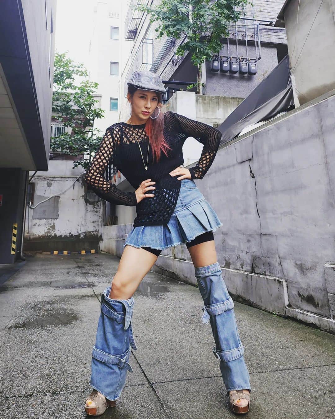 チェヨンのインスタグラム：「Y2k스타일로입은김에 신문사인터뷰 느낌의 포즈로다가 ㅎ🤭  다리근육은 덤♡」