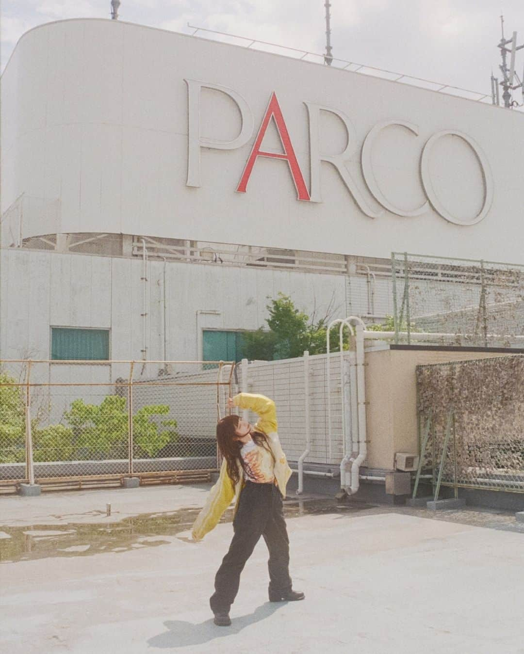 名古屋パルコさんのインスタグラム写真 - (名古屋パルコInstagram)「【PARCO CRUISE】  セントチヒロ・チッチ｜DESERTSNOW @cc_chittiii_bish @desertsnow_ltd  2023年6月29日、東京ドームのライブをもって解散した“楽器を持たないパンクバンド”BiSH。グループの大きな支柱として活躍したセントチヒロ・チッチさんは、今まさに新たな一歩を踏み出したばかり。ヴィンテージを愛する彼女がPARCO CRUISEで向かった先は、名古屋PARCOにオープンする古着屋「DESERT SNOW」。心が“きゅん”と高鳴るファッションとの出会いが、新しい自分へと導き出す。  古着激戦区と言われる東京・町田や下北沢を中心に店舗を構える老舗の古着屋「DESERT SNOW」。アメリカの古着を中心に、ヴィンテージから定番までトレンドやクオリティを追求した品揃えで、年齢や性別に関係なく幅広い層に愛されているショップが、9月16日（土）に名古屋PARCO南館4Fに新たにオープン。デイリーに楽しめる古着はもちろん、これから価値が高まるレアなヴィンテージにも出会える可能性も。  世界に一着しか存在しない古着との出会いは、まさしく一期一会。誰かがどこかで大切に使っていたものが時間や国境を超えて、巡り巡って自分の手に届く――  「出会いがあるというのが、古着のいちばん好きなところ。お店に行って、そのときに“きゅん”としたものを迎え入れる。それは、自分が…  「PARCO CRUISE」の続きは @parco_official プロフィールリンクから。  ―   Photo - Kisshomaru Shimamura @kisshomaru Styling - Masataka Hattori @masataka_hattori Hair&Make - Yuki Takahashi @osakana_yuki Text - Hisako Yamazaki @hisakoyamazaki Edit - RIDE inc.」8月24日 10時00分 - parco_nagoya_official