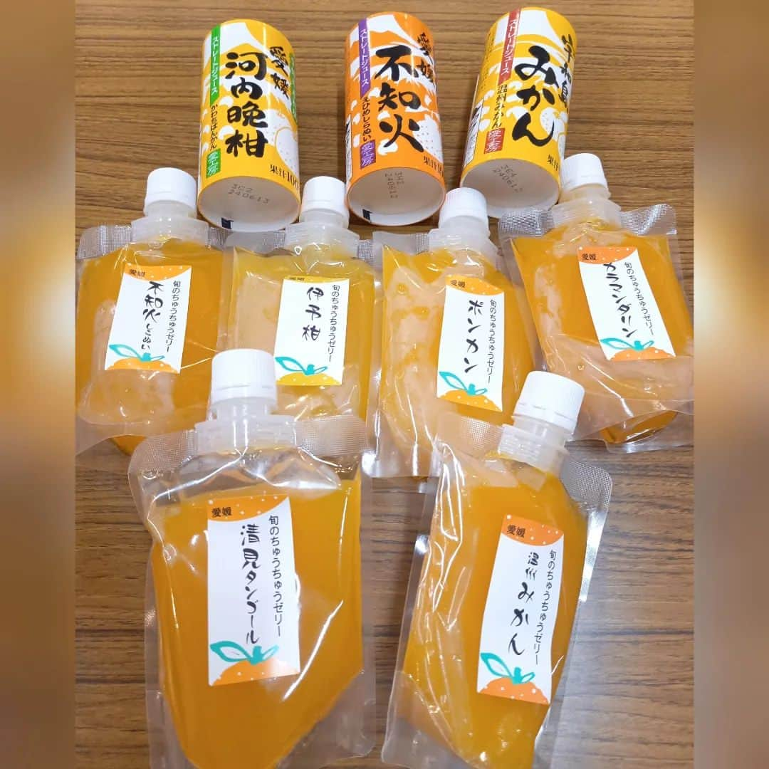 ぢゃいこさんのインスタグラム写真 - (ぢゃいこInstagram)「◎愛媛県松山市 日曜は、吉本新喜劇inえひめということで故郷の愛媛での新喜劇に出演させて頂いてました👏 ①愛媛県民文化会館めっちゃ広い！きれい！ ②約４年ぶりの愛媛。みきゃんちゃんにテンション上がる！ ③実家のヨーデルからクレープ各種＆いちご大福の差し入れが✨(この下にも もう２箱あって、めっちゃイッパイありがとう!!!!) ④ぴでちーとクレープと。 ⑤藍座長とぴでちーと楽屋にて。 ⑥宇和島から家族大集合 ⑦同じく宇和島出身ということで一の介師匠が我が家族にご挨拶に来てくださいました。 藍ちゃんも ぴでちーも ありがとうごぢゃいマッスル💪 ⑧愛媛=みかん🍊みかんもみかんジュースもご馳走さまでした！ ⑨みかんジュースだけじゃなく、みかんゼリーも✨ ⑩こちらは従兄弟からの差し入れ 愛媛産には愛がある！ホントに愛に溢れた愛媛公演でした。 ありがとうごぢゃいマッスル💓💪 #ぢゃいこ #吉本新喜劇ぢゃいこ #吉本新喜劇 #愛媛県民文化会館 #ヨーデル #ヨーデルのクレープ #宇和島 #愛媛県宇和島市」8月24日 10時17分 - dyaimeshi