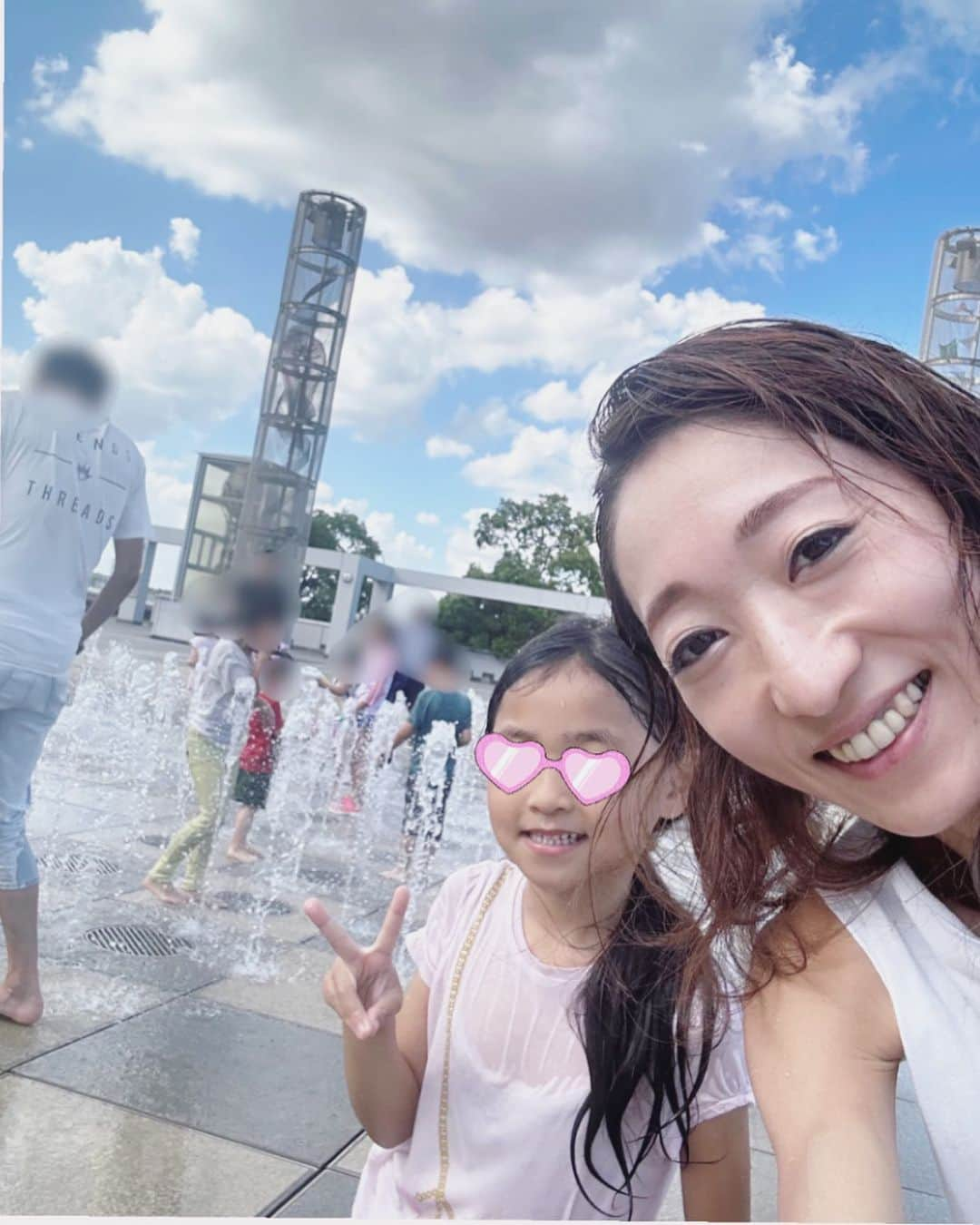 城咲あいさんのインスタグラム写真 - (城咲あいInstagram)「⁡ ⁡ 毎日暑いので水遊びに⛲️ ⁡ ⁡ 行こうと思っていた、こどもの国のじゃぶじゃぶ池が、今年はなんか菌が出たとかで閉鎖されていて😔 ⁡ ⁡ でも私もむーさんも水遊びテンションになっていたので😂急遽で日産スタジアムの噴水に初めて行ってみました😊 ⁡ ⁡ 思っていたより小さかったけど、（もともと遊び場じゃないから仕方ない😂）むーさんは大喜び😆 ⁡ ⁡ 水遊びだから、水着じゃなくて良いかな〜と思ったけど、結構みんな水着を着ていて👙 今度来る時は水着持ってこよう💪 ⁡ ⁡ 私も水遊び大好きなので、私も一緒に噴水に入って遊びました😊 （自分の着替えは持ってきてなかったけど、駅まで歩いてる間に、日光ですぐ乾きました🤣） ⁡ ⁡ なかなか時間が作れないけど、まだ暑い日が続くので、また水遊びとかプールとか、行きたいなぁ😌 ⁡ ⁡ #水遊び#日産スタジアム #夏 #全て乾く #日光 #🌞 #女の子ママ#子育てママ#ワーママ #親バカ部 #プティパフォーミングアーツ #petitperformingarts」8月24日 10時15分 - ai.shirosaki