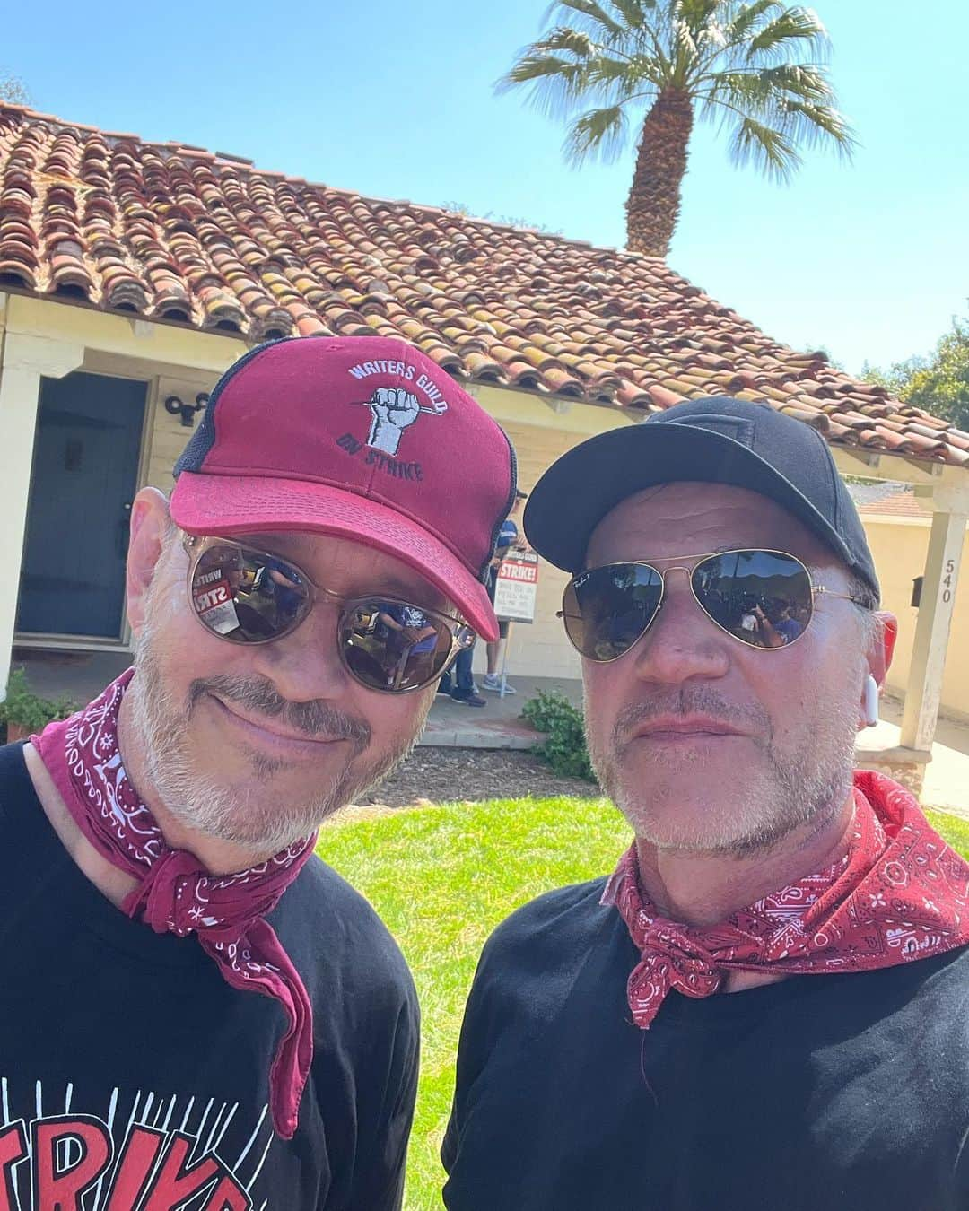 ティム・ディケイのインスタグラム：「#sagaftrastrong #solidarity #sagaftrastrike Cool guys wear red bandanas.」