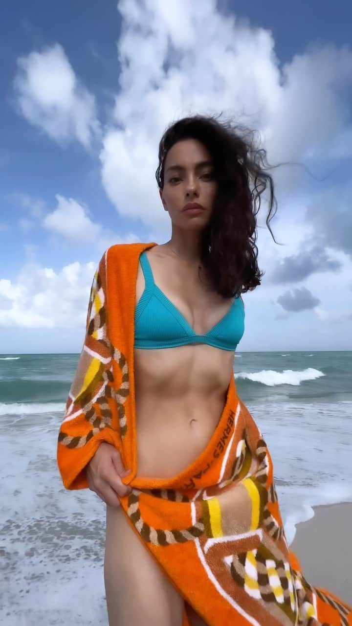 エイドリアン・ホーのインスタグラム：「🌊 🧡🧜‍♀️」
