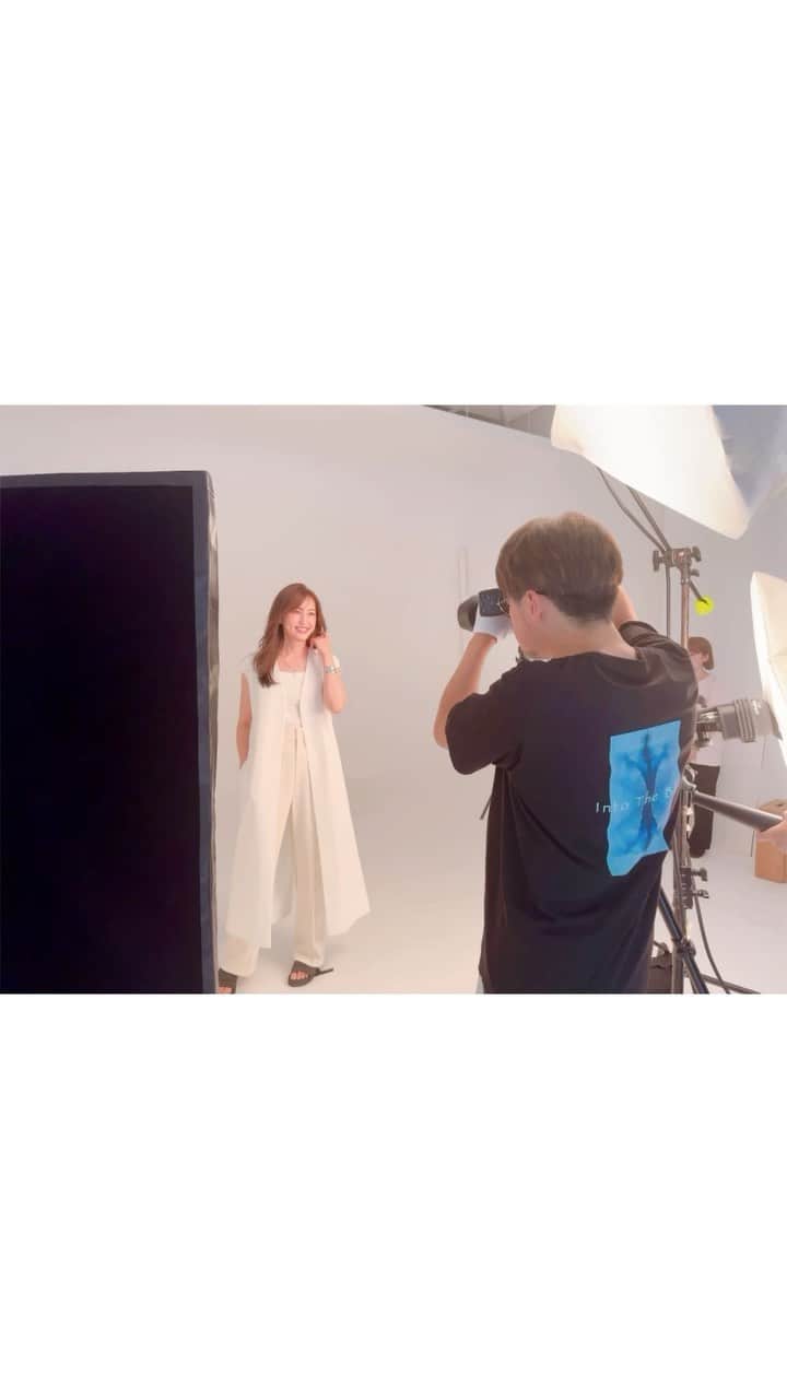 有村実樹のインスタグラム：「📷 8／22発売の美的10月号での撮影風景。 ⁡ どこの企画だったか、わかるかな？？ ⁡ ⁡ ⁡ ⁡ ⁡ ⁡ ⁡ #スキンケア #美容 #美容好きな人と繋がりたい #メイク #コスメ #コスメ好きさんと繋がりたい #美容研究家 #植物療法士 #有村実樹 #撮影 #美的」