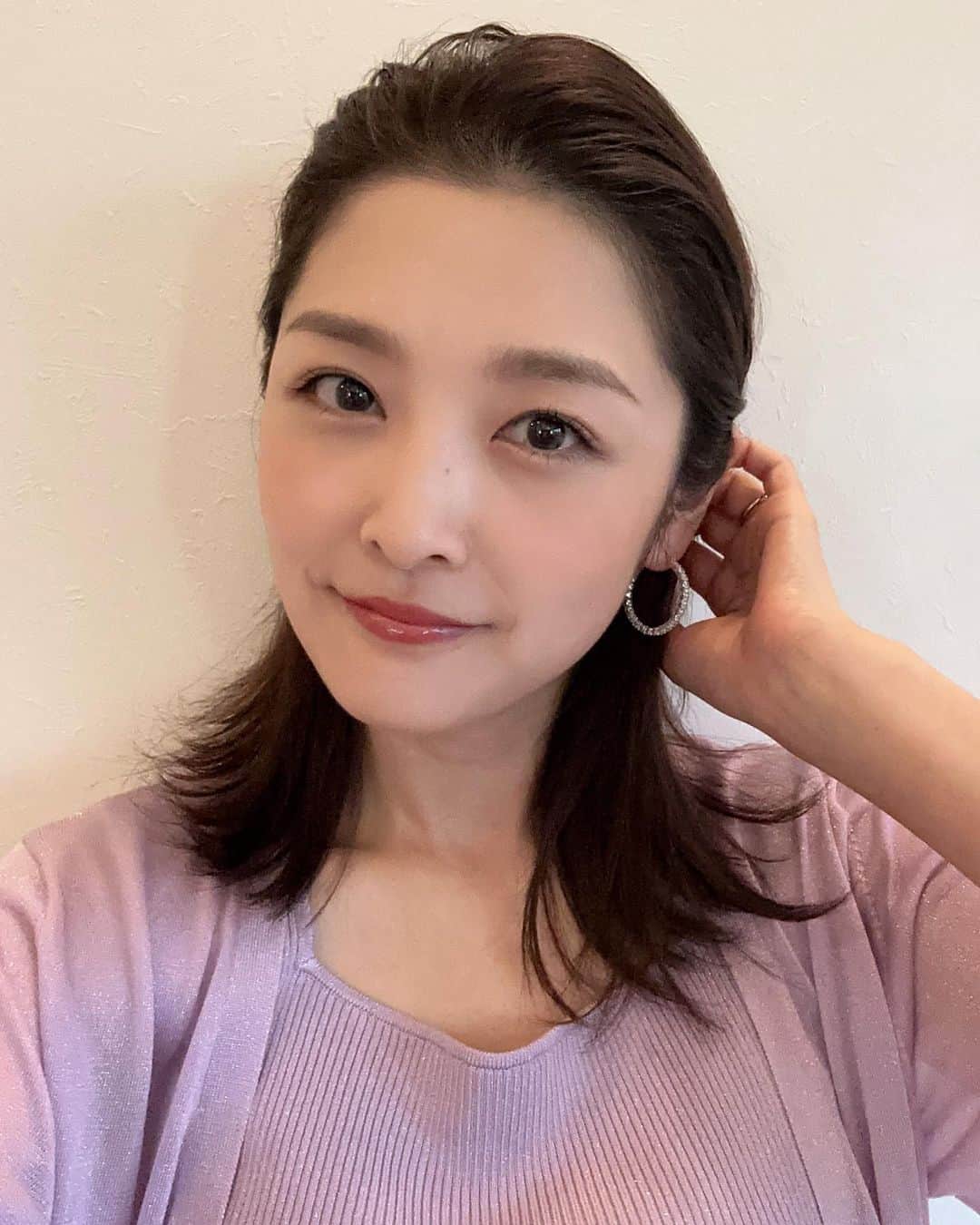 石川梨華のインスタグラム：「夏のヘアスタイル☀️  オールバックが 楽だしスッキリしてお気に入り😍✌️  #石川梨華 #モーニング娘og #リアル梨華 #二児の母 #年子やんちゃボーイズ #夏のヘアスタイル #オールバック」