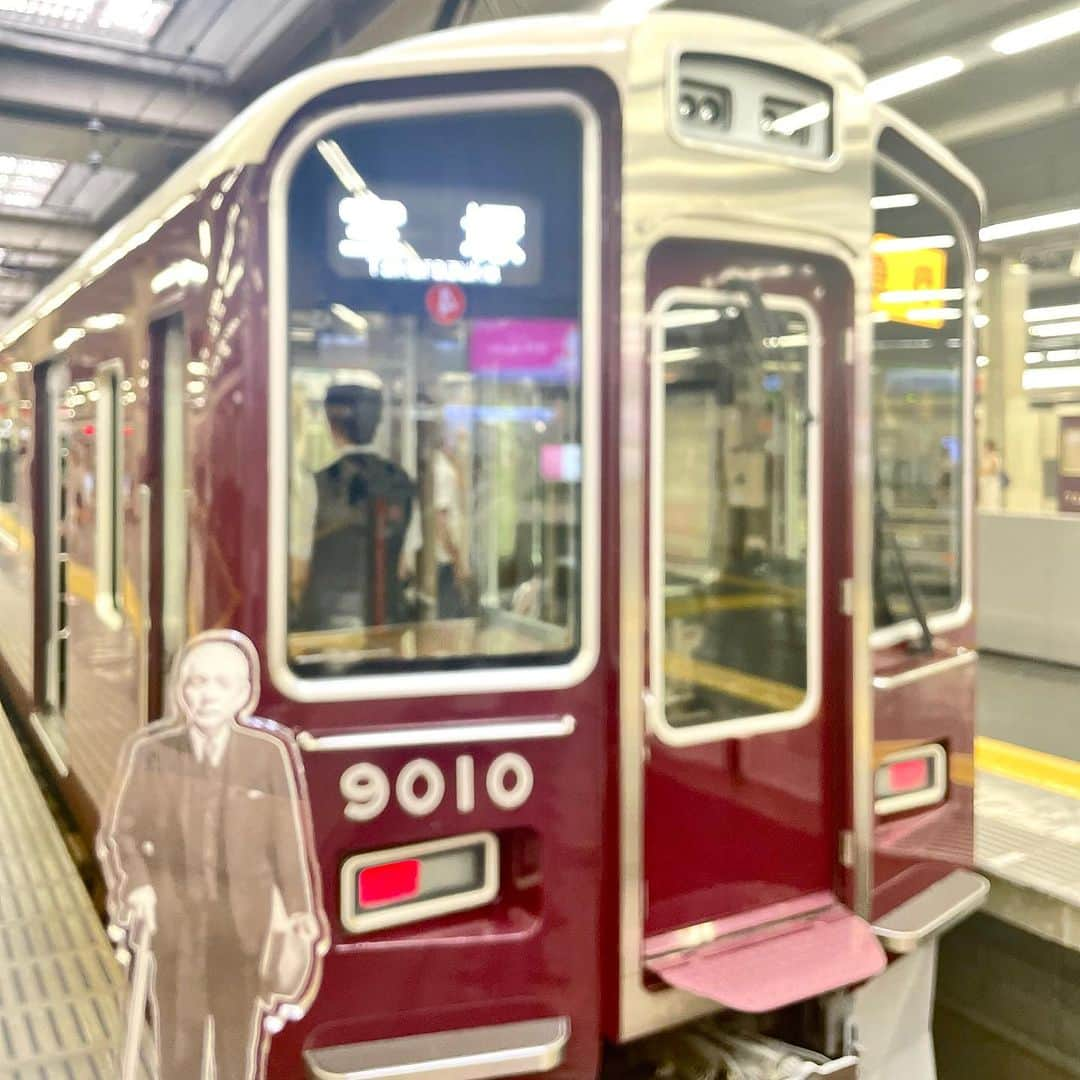 綾月せりさんのインスタグラム写真 - (綾月せりInstagram)「. 推し活最終日  大好きな阪急電車に乗って 大好きな街に行ってきました  📷二枚目  Sarahで推しとランチ 📷三枚目  宝塚大劇場近辺での推し 📷四枚目  伊和志津神社での推し ※写真ありすぎて一枚ずつ載せれなかったの無念😭  夜は『PRINCESS TOYOTOMI』の大阪公演を観に行きました👘⚔️ 大好きなみんなが、大好きな作品の中で懸命に生きているのを客席から観られて、沢山POWERを頂きました💪  📷七枚目は、東京公演からずーっと制作に入ってたくさんお世話になった、りなけろちゃん🐸 まだ一緒にお芝居したことないけど、なんか会うと嬉しくなっちゃう❤️ CHICACOの時は、大阪公演の振付でもお世話になりました💃 可愛くて優しくて可愛い人♡♡  あっという間の推し活in関西 行きたいところ、会いたかった人、食べたかったものがあり過ぎて全然時間が足りず💦 またリベンジしたいと思います🥳  #小林一三 先生 #宝塚 #阪急電車 #伊和志津神社 ティーハウス #SARAH チョコレートチーズケーキなかった🥺 でも代わりに食べた #桃のタルト が超美味しかった🤤🍑 #プリトヨ #関西旅行   .」8月24日 10時32分 - seri_ayazuki