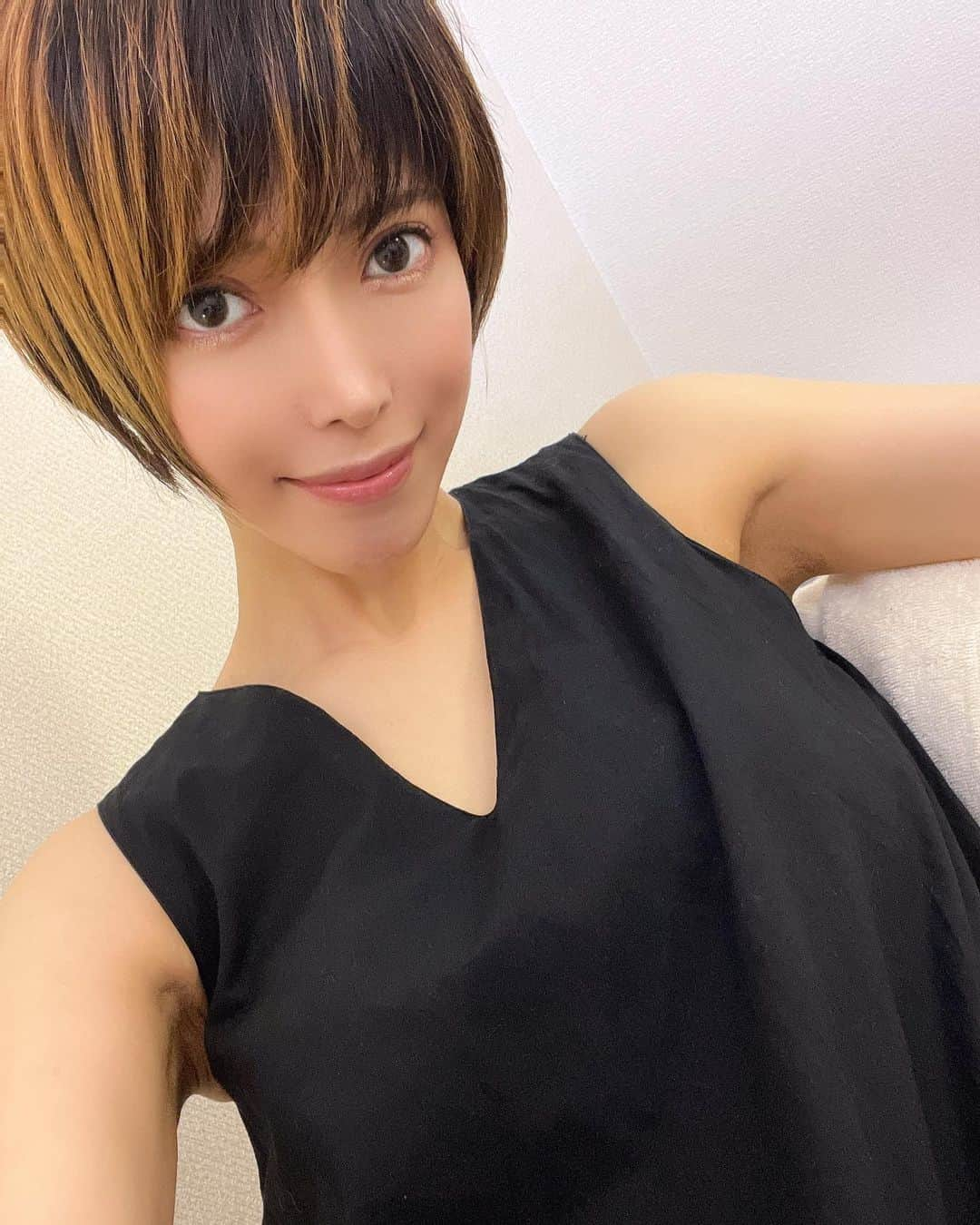 君島みおさんのインスタグラム写真 - (君島みおInstagram)「おはようございます。 美容室に行ってきます。 髪切るかボブまで伸ばそうか悩み中」8月24日 10時32分 - mio.kimijima_