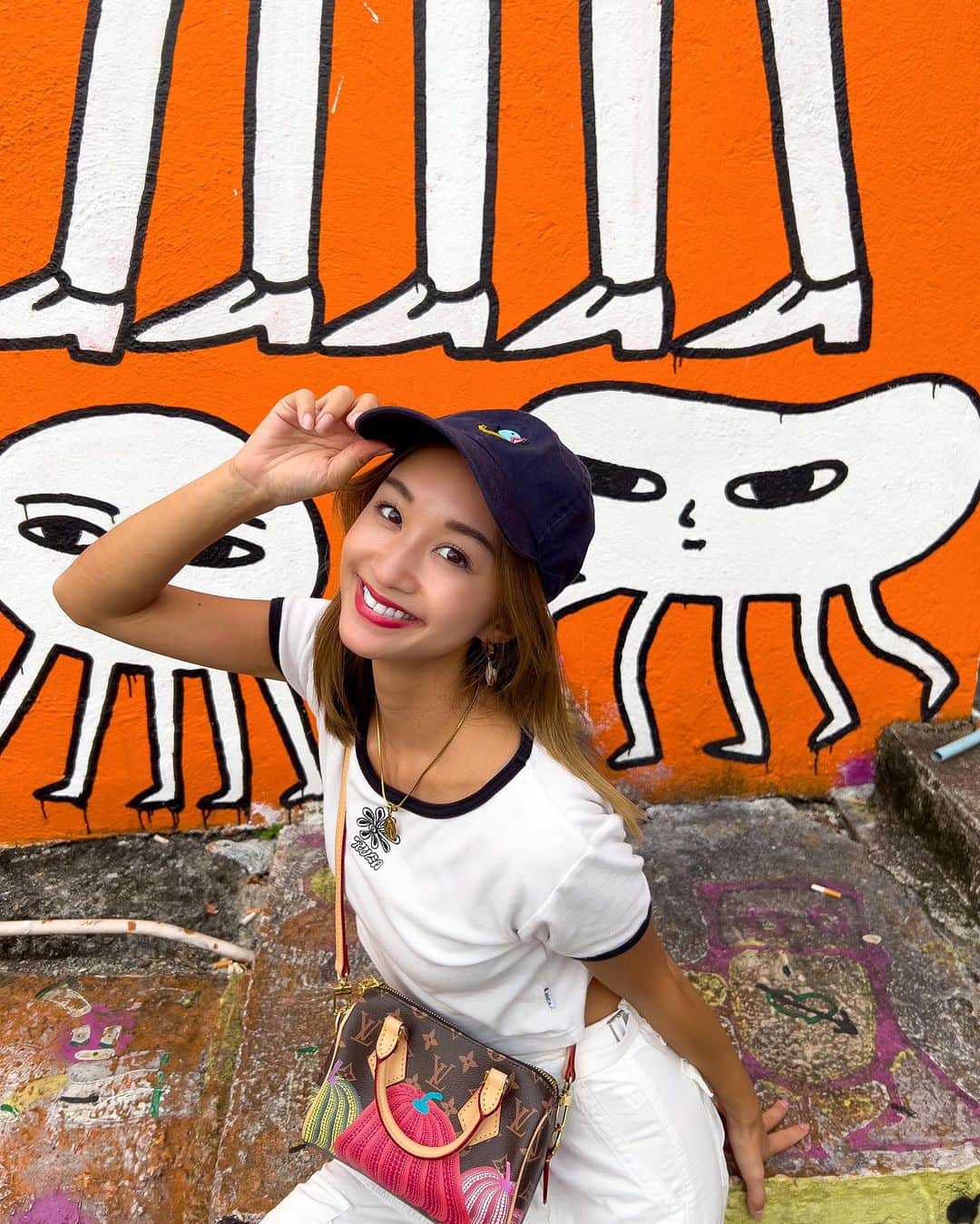 のインスタグラム：「⠀ I met GARAPATA in Bacolod🇵🇭 It's my home town!!🥰  フィリピンに来てから、兄の影響でアートを 巡るのが大好きになりました🎨🥰 とっても楽しい！！！！  🧢 @banananguin  👟 @kiyosawaemiko お義姉さんに頂いたのぉ🥹💖✔️ 履き潰してね！って言われた通り、フィリピン生活 これしか履いてません🤣✨歩きやすくてお気に入り🥰👟  #フィリピン #バコロド #フィリピン旅行 #海外移住 #Philippines #bacolod #artmuseum #garapata #nike #150cmコーデ」