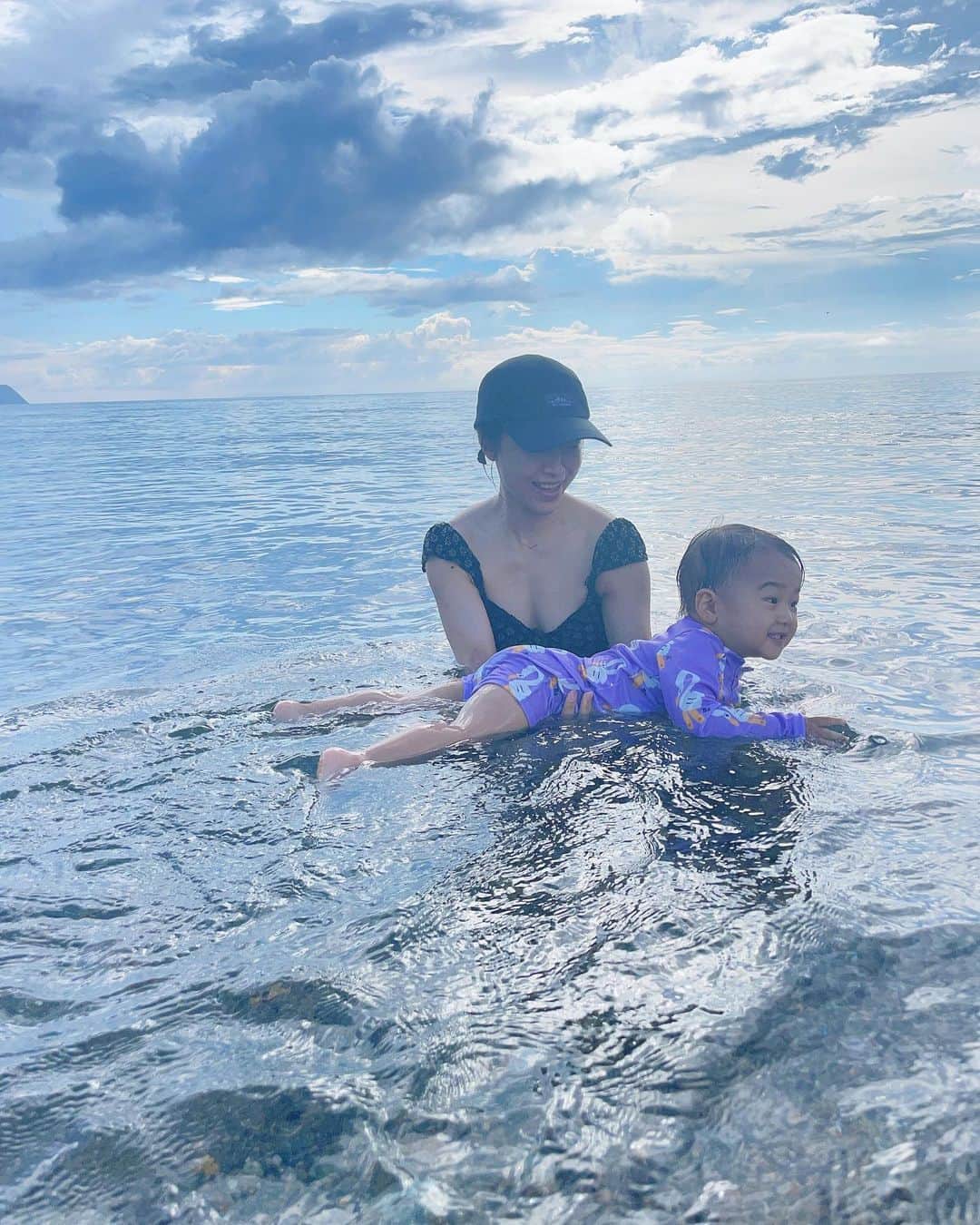Kozue Kawabeさんのインスタグラム写真 - (Kozue KawabeInstagram)「広くて寛大な海に癒された夏の日。 息子は自分が泳げると信じて飛び込み。(常にお腹サポート)吠えていました。笑 そう。信じればなんでも叶う！ いつもありがとう♡  広島→和歌山→四国 今週は旅週間。息子は元気にいたずらばかりしています！  　　　　　　　　　　　　　　　　　　　　　　　　　　　　　　 　　　　　　　　　　　　　　　　　　　　　　　　　　　　　　　  　　　　　　　　　　　　　　　　　　　　　　　　　　　　　　　  　　　　　　　　　　　　　　　　　　　　　　　　　　　　　　　  　　　　　　　　　　　　　　　　　　　　　　　　　　　　　　　 #2歳 #2歳男の子 #赤ちゃんのいる生活 #赤ちゃんのいる暮らし #ママライフ #子供服 #ベビー服 #親バカ部 #親バカ #親バカ部ig_baby #北摂ママと繋がりたい  #ママリ #ベビフル #かわあか #赤ちゃんとお出かけ #大阪ママ #大阪ママ友募集中 #子供遊び場 #子連れお出かけ #海 #夏休み #子連れ旅行 #夏休み旅行 #海水浴」8月24日 21時44分 - miyaco8
