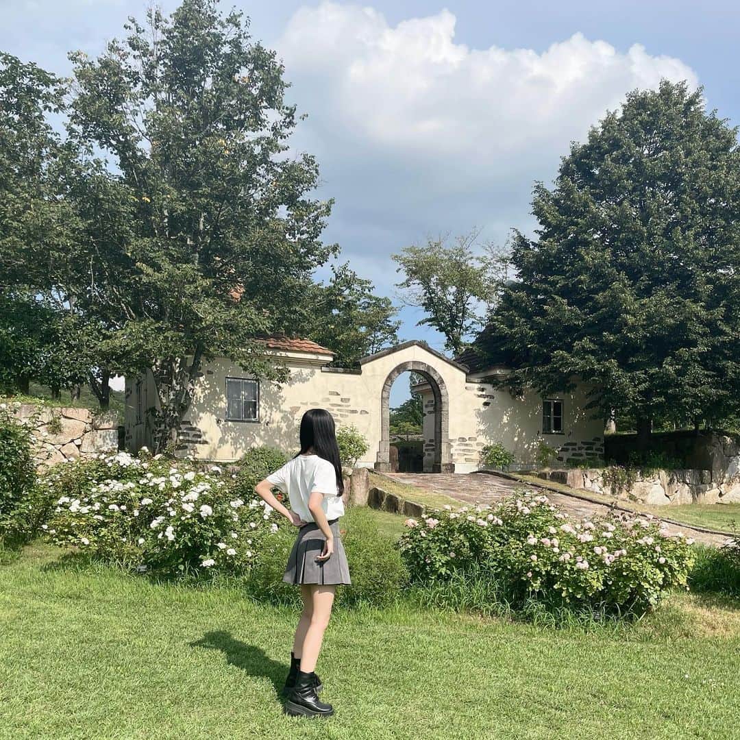 桜田彩叶のインスタグラム：「バラ園大好きなのに日差し強すぎて半目の写真しか撮れませんでした、、けど綺麗だったよ ♡  3枚目は違うお花！   #バラ園  #お花畑  #庭園  #epine  #Tシャツコーデ  #プリーツスカート」