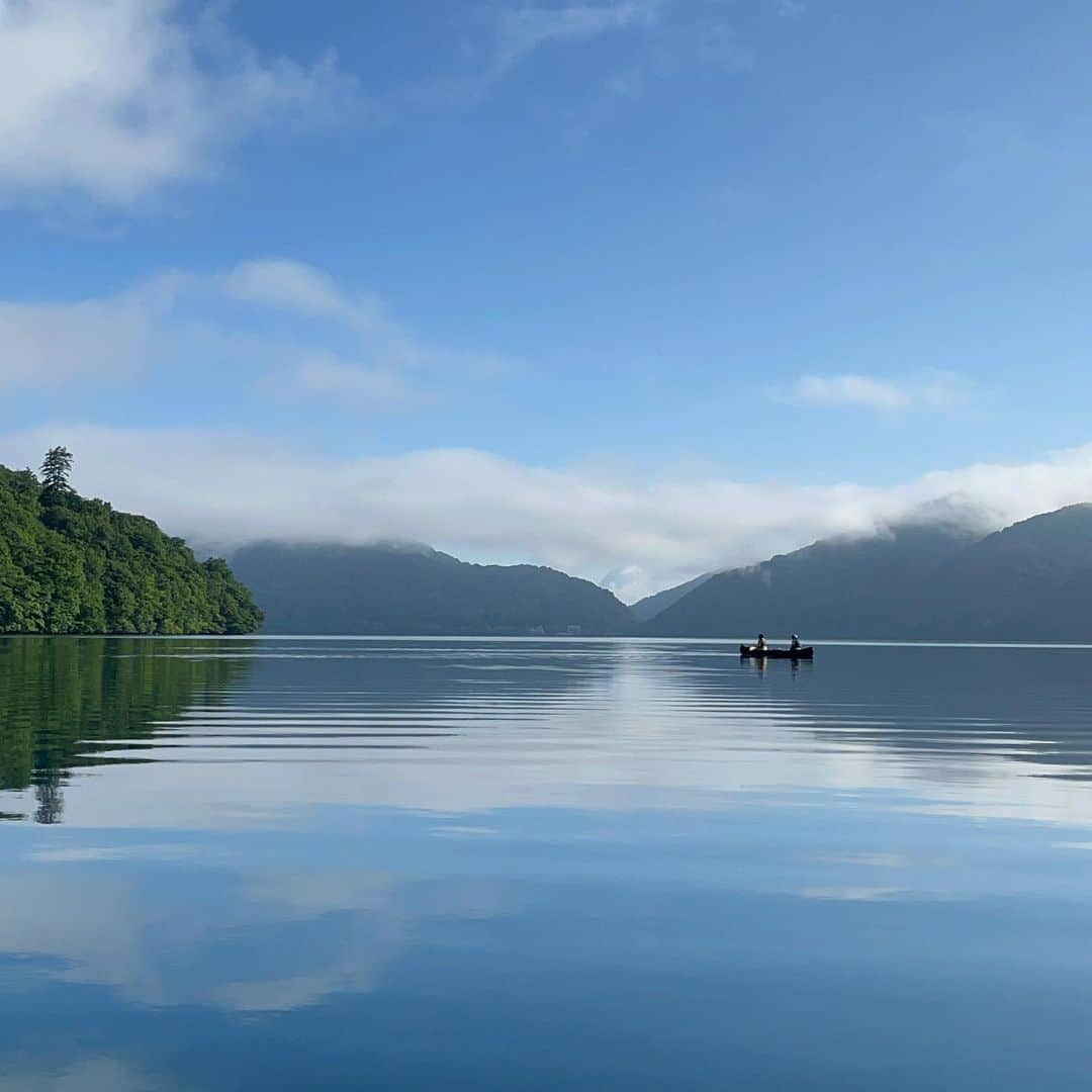 満島ひかりのインスタグラム：「🚣 * 森の博士、ゆるみの達人たちと早朝の湖。美しい 透明な水も森も雨もだいすき ... 苔の凄さも知りました」