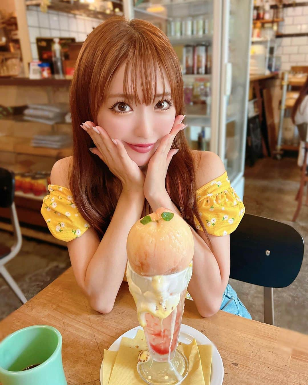 おりささんのインスタグラム写真 - (おりさInstagram)「🍔   みんなでランチ🍴👩🏻‍🦰👩🏻🧒🏻👶🏻  ハンバーガー美味しかった🤤🍔  2枚目に載せた桃が丸ごと乗ってる パフェ🍑すごかった！！🫢 みんなも食べてみて🥰  伏見にある　@in_this_flavor アメリカンな店内でテンション上がった🇺🇸  PR #INTHISFLAVOR#cafe#food#nagoya#fushimi#lunch#hamburger#peach#cake#スイーツ巡り #スイーツ#スイーツ部 #パフェ巡り #桃パフェ #パフェ#ケーキ#名古屋グルメ#グルメ#伏見グルメ#栄グルメ#カフェ#ランチ#愛知カフェ巡り #愛知ランチ #愛知ランチ巡り #名古屋ランチ巡り #名古屋カフェ巡り #自家製ハンバーガー#ハンバーガー#ハンバーガー部」8月24日 20時19分 - orisa_0510