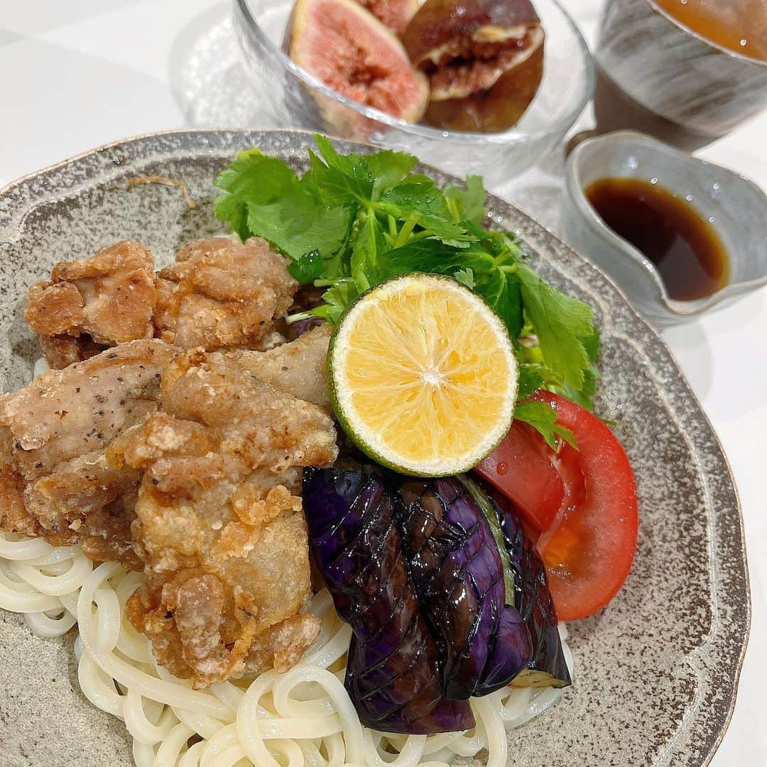 momoのインスタグラム：「#晩御飯#食費月25000円  冷やしサラダうどん いちじく  夏休み最終日はパパ不在のため4人で、ずっと行きたがってたプラネタリウムを見に🪐 暗さと音楽とリクライニング...晴膝の上で即寝、横の人即いびき、後ろから寝息、そりゃ私も寝るでしょ。昨日4時半まで映画2本見てたし。 目がランランの碧と蒼に何度もつつかれながら、心地よく終わったプラネタリウムでした✌️  遊んだ後は2人ともサッカーで、ご飯はリクエストの冷たいうどん！ いちじくは裏のおばちゃんから🙏✨ 碧と私の1番好きなフルーツ！  今年の夏休みも楽しかった(疲れた)ネ🍉   #晩ごはん#晩ご飯#夕食#夕御飯#夕食#おうちごはん#節約#節約ご飯#晩御飯#デリスタグラム#デリスタグラマー#クッキングラム#ワーママ#大分#instafood」