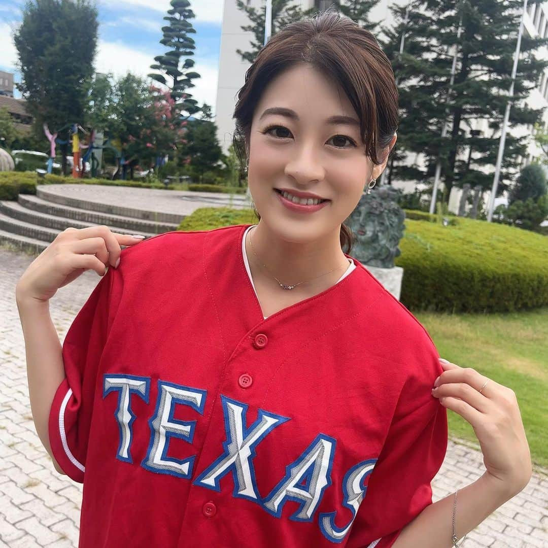 小宮山瑞季のインスタグラム：「きょうは、N☆1の収録日でした😎✨ 小川アナがプロスポーツのユニフォームの コレクションをみせてくれたのですが、 その中で私がいちばんテンションがあがったのが、 ダルビッシュ投手のユニフォーム⚾️  テキサス・レンジャーズ時代のもので 背中にはダルビッシュ選手の名前と 背番号が入っています☺️！  嬉しくて試着させてもらうと…小川アナが 「似合ってるからプレゼントするよ！」と😂 😭 本当に本当に嬉しいです🥺♥️ 大切にします！！！  今回収録したN☆1は、 9月2日(土)の10:25～放送します！ 是非ご覧ください🌼🌼🌼   #N1  #番組収録  #プロスポーツ  #ユニフォーム  #コレクション  #野球  #baseball  #サッカー  #soccer  #football  #いろいろなユニフォームが  #まるでお店みたい  #ダルビッシュ有  #投手  #テキサスレンジャーズ  #テキサス  #texas  #darvishyu  #小川功二  #アナウンサー  #サプライズ  #プレゼント  #present  #大切にします  #長野放送  #アナウンサー  #小宮山瑞季」