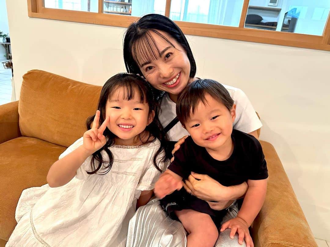 のインスタグラム：「いつもお世話になっている @kayoko_yuri  さんに 親子でカットしてもらいました✂️  ゆめちゃんもヤマト君も 美容室でカットするのは2回目 百合さんのサポートのお陰で 2人とも楽しくカットして頂きました🩵  ゆめちゃんは前髪を作りたいとの事で久しぶりに前髪を切ってキュートに🩷  ヤマト君はスッキリ爽やかボーイに🩵 YouTubeなしで椅子に1人で座ってられて、体感の強さとご機嫌の良さが有り難かった✨  私もついでに前髪を切って頂きみんなでスッキリ😆 髪の毛が綺麗になると気分が上がりますね🩵  #ヘアカット #キッズカット #2歳 #5歳」