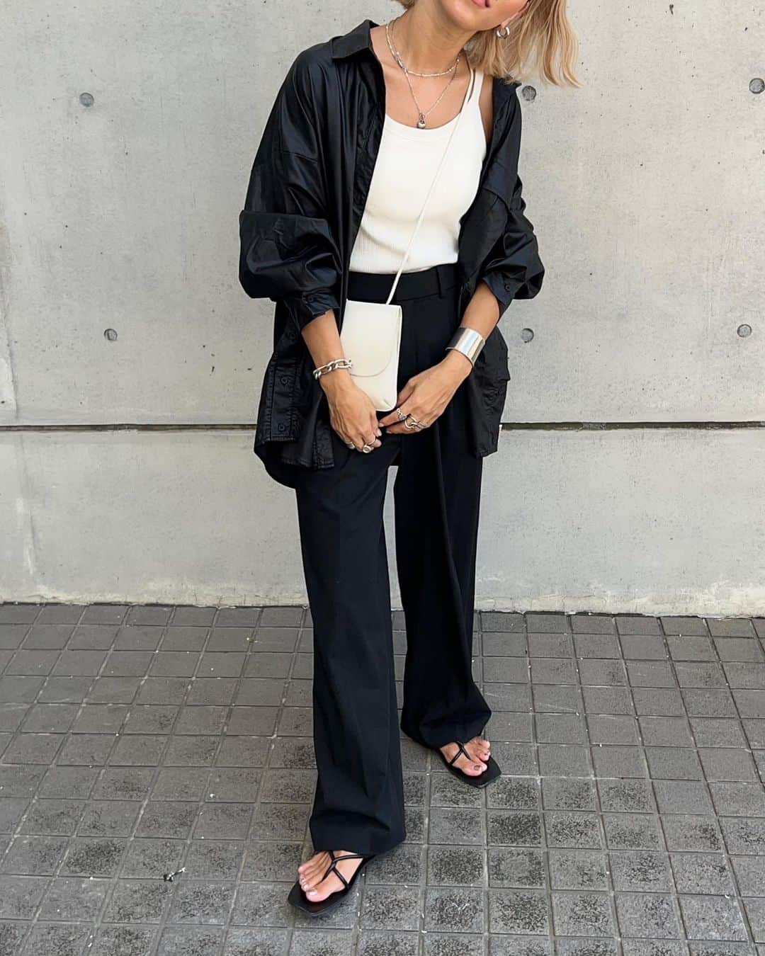 annaのインスタグラム：「.  明日発売のレザーシャツが可愛すぎる🖤 レザーシャツ何枚か持ってるけど どれももうちょっと身幅がほしーーーって ずっと思ってたんだけど @__segur.__ から最高のシルエットの出ます✌️  写真より動いてる時のが ぜーーーったい可愛んだ🥹✨ ベージュもあってどっちも捨てがたいとこ😮‍💨 お尻もすっぽり♡♡  絶対getして〜🗣💗  shirt ⋆ @__segur.__  tops ⋆ @coca_official_store  pants ⋆ @uniqlo_jp  bag ⋆ @todayful_  shoes ⋆ @canaljean   #秋コーデ#秋先取りコーデ#レザーシャツ#フェイクレザーシャツ#モノトーンコーデ#モノトーン#大人カジュアル#オトナカジュアル#カジュアルコーデ#カジュアル#158cmコーデ#骨格ナチュラル#きょこ#プチプラ#プチプラコーデ#サンダルコーデ」