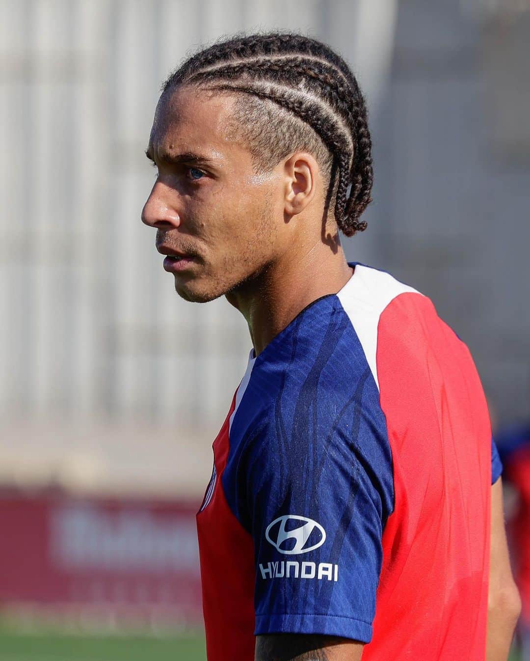 アクセル・ヴィツェルのインスタグラム：「New look, same focus! Training mode: ON 🔥 @atleticodemadrid」