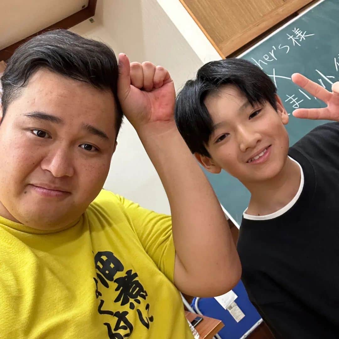 のインスタグラム：「ンダホさんとの2ショット⁡ #ちょんまげ小僧⁡ #フィッシャーズ⁡ #コラボ⁡@ndaho.fischers」
