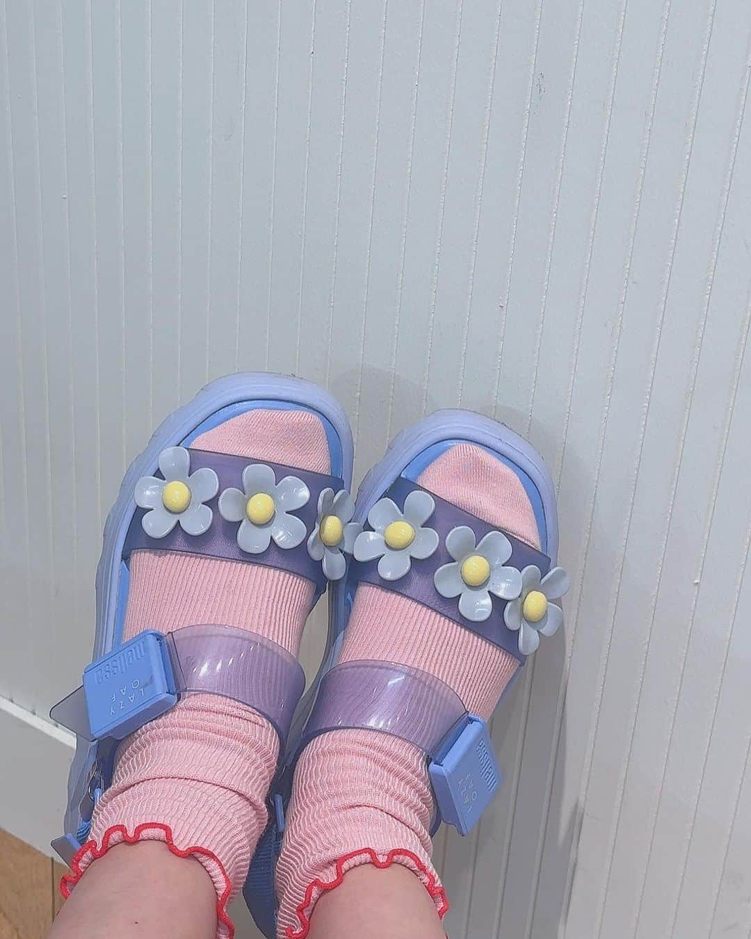 吉川ひよりのインスタグラム：「⁡ ⁡ ✿✿✿✿✿✿ ⁡ ⁡ 👣 ⸜♥⸝ ⁡ あしもと〜🌷 ⁡ ⁡ #piyochanstagram #靴 #サンダル #靴下」