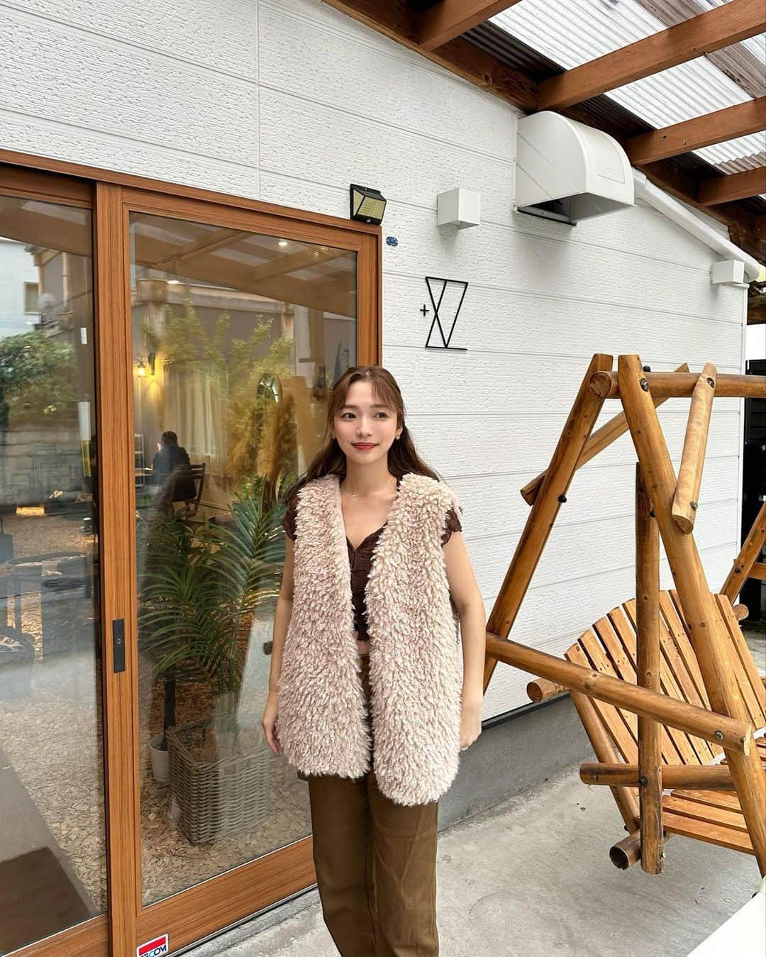 のインスタグラム：「. 福岡の時の🤍 秋先取りコーデ🍂 @classicalelf_official のファーベスト☁️ 秋はやっぱりブラウン系に惹かれがち🐻 シンプルなトップスに羽織るだけでお洒落感増すからベストっていいよね🤎  紅葉シーズンとかにも着たいなー✨ ベージュのMサイズ着用だよ🍂  #クラシカルエルフ #classicalelf #エルフコーデ #タイアップ #zozo #zozotown #zozo購入品 #zozotown購入品 #ファーベスト #プードルファー #フェイクファー #秋服 #秋コーデ」