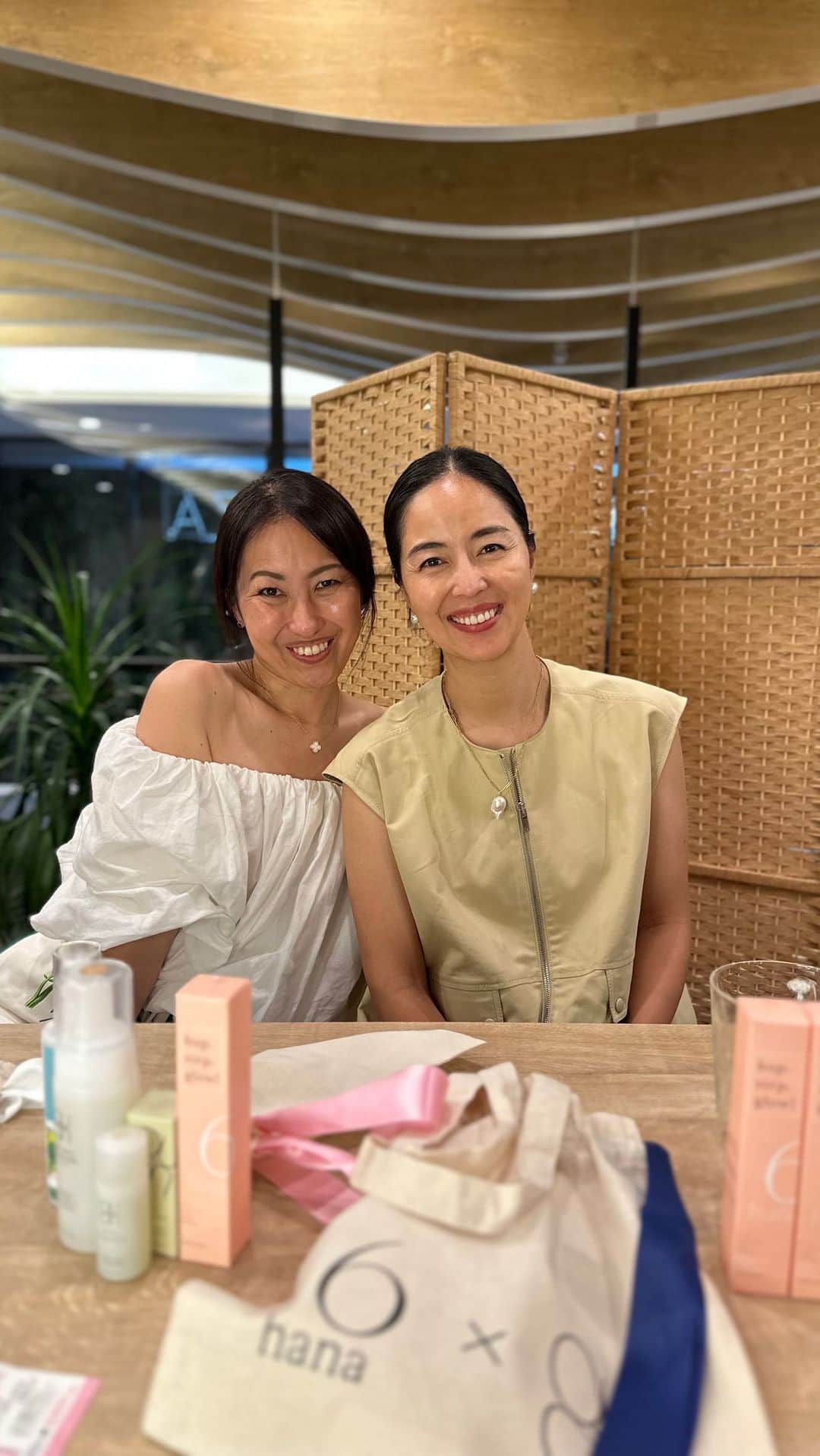シンシア・ガーデンのインスタグラム：「明日sincere岡山店で6hanaイベントです。  前夜にラインナップをまとめて六夏ちゃんとお話しました❤  #シンシアガーデン#ライフスタイルメディスン #sinceregarden#lifestylemedicine」