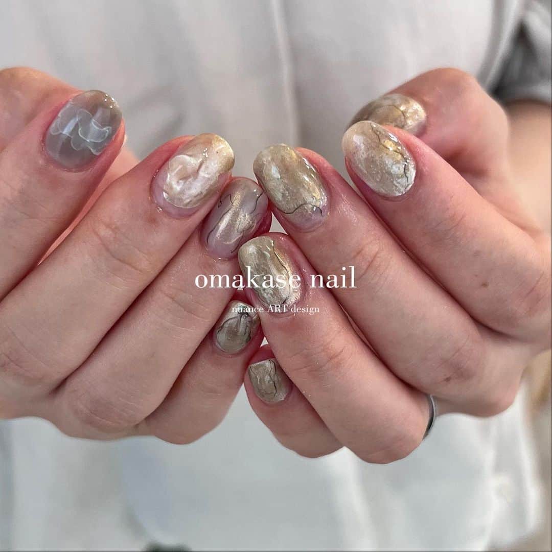 sapporo nail 【 Aster 】のインスタグラム：「⁡ 2年前から インスタ見てましたってお客様nail😳 10月にに挙式があるそうで 事前に一度 ご来店頂きました♡  インスタのネイル全部好きなので おまかせで！と order頂きました☺️🫧  好みや気になる雰囲気をたくさんお伺いして 出来上がりました🗽かわいい🥹 ⁡ ⁡  来月もよろしくお願いします💒  9月の空席________________  1日(金)  11:30/14:30 11日(月) 14:30 14日(木) 10:00 20日(水) 11:30/14:30 22日(金) 13:00/14:30 25日 (月) 10:00/11:30 27日 (水) 13:00/14:30 28日 (木) 11:30/13:00 29日(金) 13:00/14:30  ⁡  ⌛️オフなし70min ⁡ ⁡ ⁡ ________________________ ⁡ ⁡ ⁡ ⁡ ●ジェルの持ちが悪い ●爪が折れやすい ●爪を削られすぎたことがある ●マシンが怖い ●理想の形やデザインにならなかったことがある ⁡ ⁡ ↑お悩みの方はぜひ一度お任せください◎ ⁡ 『厚塗りすれば折れない』は×です👀 正しいフォルムとジェルの選定で お客様それぞれに合った理想の強度とキレイな見た目に整えます。 ⁡ ⁡ ⁡ ⁡ ⁡ _______________________________ ⁡ ⁡ #札幌ネイルサロンアトリエリベルテ #札幌ネイルサロン #ニュアンスネイル ⁡ ⁡ ⁡ ⁡ ＿＿＿＿＿＿＿＿＿＿＿＿＿＿＿＿＿＿＿＿ ⁡ atelier Libertéはスタッフそれぞれがサロンの1席を借りてオーナーとして営業している新しいstyleのネイルサロンです。 ⁡ 使用素材や得意とするアートのタッチはスタッフにより異なります。 各スタッフのアカウントで、アートの雰囲気を見てご指名でのご予約もおススメです🪄 ⁡ ⁡ yukina→@atelier_liberte_yukina  akari→ @atelier_liberte_akari ayuzu→ @atelier_liberte_ayuzu saaya→ @atelier_liberte_saaya yuho→ @atelier_liberte_yuho ⁡ ●前日キャンセルはお席代として1500円/当日キャンセルは2,000円(無断の場合は3,000円)次回ご来店時にご請求させていただきます。(seina指名の場合、予約コース最低料金となります。例ハンド付け替え→7,000 ) ⁡ ⁡ 𝐚𝐭𝐞𝐥𝐢𝐞𝐫 𝐋𝐢𝐛𝐞𝐫𝐭𝐞 ⁡ place: 札幌市中央区南1条西8丁目9 BB1・8ビル2階 ⁡ TEL :  080-4500-8832 ⁡ ⁡」