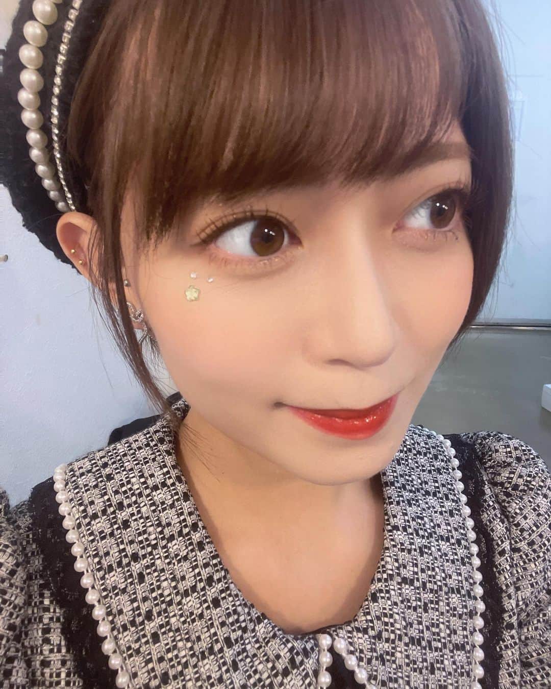 のインスタグラム：「この前のイベントの時、メイクさんがキラキラつけてくれたんです〜 現役の時は赤だったからなんで緑？って聞かれるんですけど、一緒にイベントに出てたまなたんが赤だったので違う色にしようと、大好きなけろけろけろっぴカラーにしました  どうでもいいけど、上下まつ毛パーマしたら視界が広く感じるようになりました👀  #ショートヘア#ショート#ショートカット#まつげパーマ」