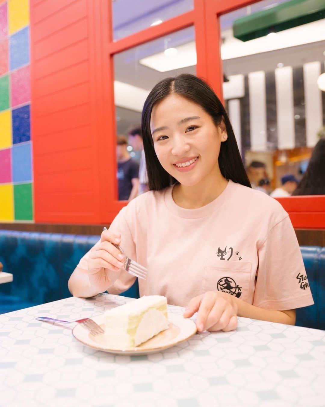 仲川遥香のインスタグラム：「🍰❤️  T-shirt @uniqloindonesia #ghibliut   #indonesia #singapore #cake #yummy #ジャカルタ生活 #ケーキ #おいしい #仲川遥香」