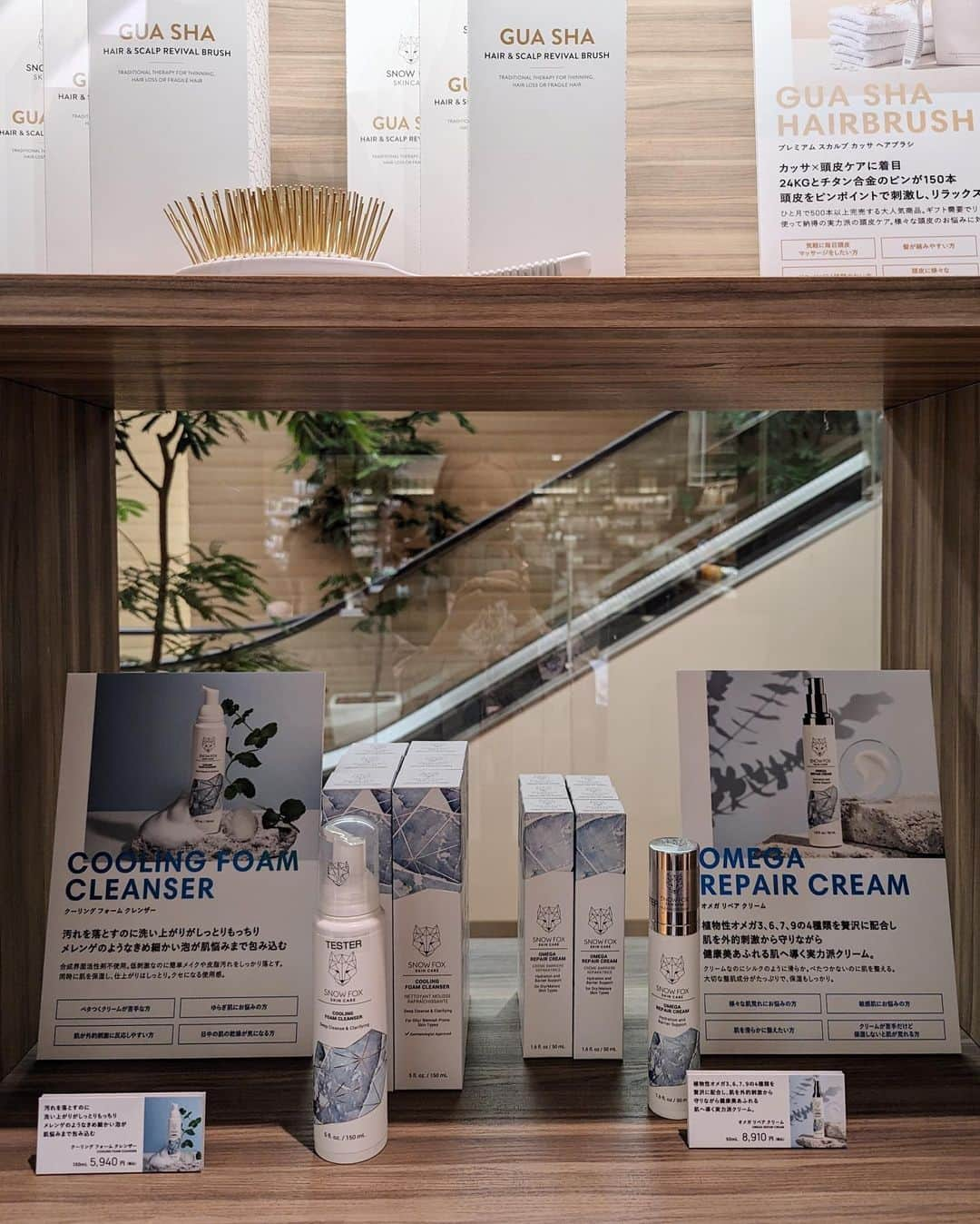 佐々木茜さんのインスタグラム写真 - (佐々木茜Instagram)「愛用している @snowfoxskincarejapan  のPOP UPがはじまったので、 初日の昨日、さっそくおじゃましてきました🦊 いつもはオンラインで楽しんでいるお買い物ですが、 実際にずらーっと並んでいて 気になっていたものから もうすでに使っているものまで じっくり見れるのがとても楽しかったです🦊❄️ スタッフの方も丁寧に説明してくださるから目移り👀 なんて贅沢な機会！  フレンチガーデンシリーズの クレンジングがを買い足そうかな・・ なんて考えながら向かったのですが、 どうもお買い物する時って その時に着ている服の色に引っ張られがちで(☺️) 気付けば爽やかな白×水色のデザインの ミニ発酵美肌キットと FOXビューティーキット をお買い物カゴへ。⚪️❄️ ポーチもとってもかわいくって！ どちらもシートマスクと 気になっていたブースターボールが入っていたのと、 POP UPは1週間開催しているから 初日にお試しサイズのキットを購入して 最終日に気に入ったものを買い足しに走る、 のもいいかなぁという作戦です🦊 (そして先行や限定、という言葉に弱い❄️ 2つとも数量限定のようです) ノベルティのバッグもいただいて大満足🦊  何回かご紹介している フェイスローラーやカッサブラシもあったので、 心の底からおススメアイテム！ をぜひ試してみてください🦊  今販売中の美的📖10月号の付録に SAKEシートマスクが付いているようなので、 POP UPに行きにくい方や まずはシートマスク試してみたいな、 という方、ぜひ🦊  🦊🤍 @snowfoxskincarejapan  POP UP STORE 8/23(水) - 29(火) 伊勢丹新宿店 本館地下2階  ビューティアポセカリー パーク  #スノーフォックススキンケア　#snowfoxskincarejapan #PR」8月24日 20時26分 - akane_madder2