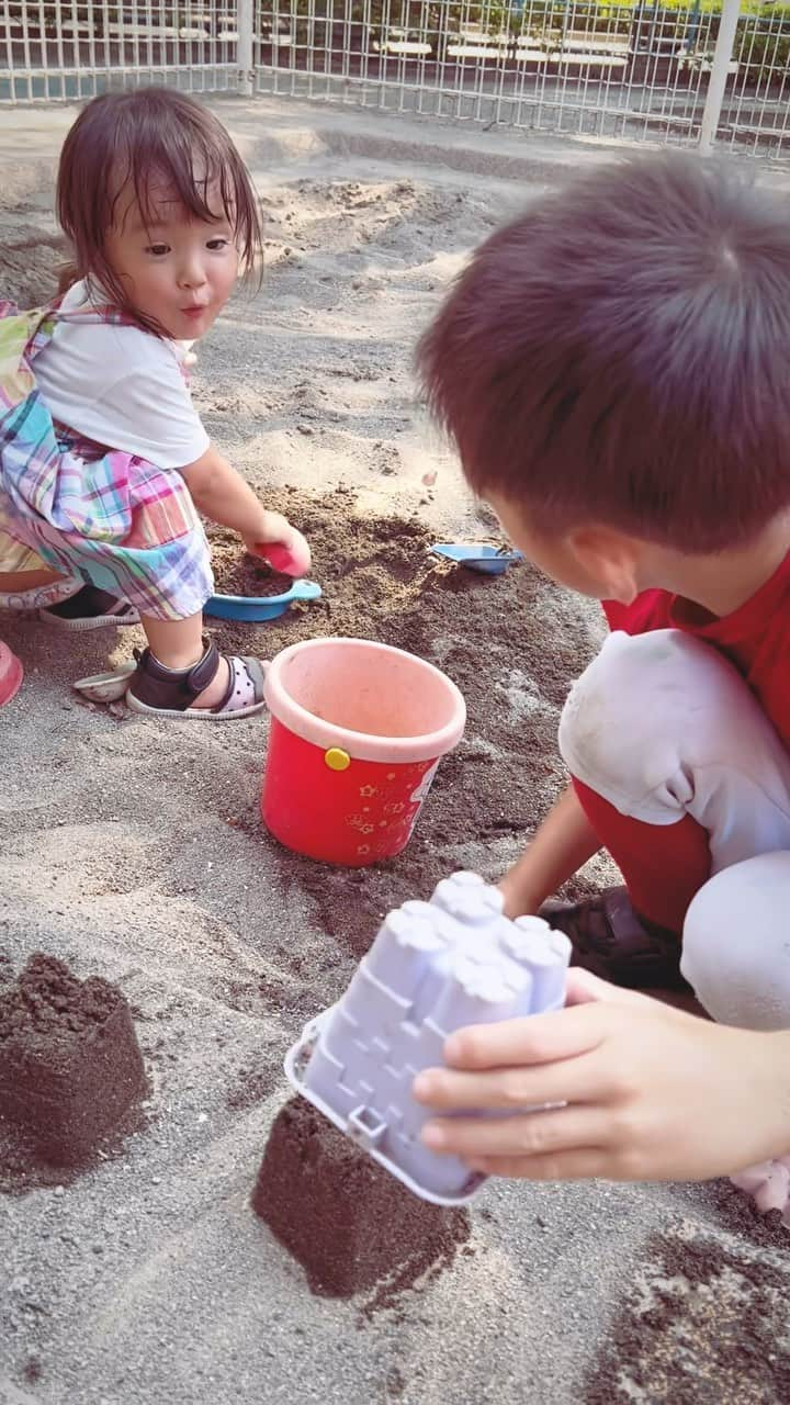 森川やるしかねぇのインスタグラム：「・ 3回見ても初見の反応できるここなちゃん✌️笑 この兄妹可愛すぎる😭 ・ #ぼくはゆうしくん #わたしはここなちゃん #仲良し7歳差兄妹  #森川やるしかねぇ #ホープマンズ  #息子#子供#育児#育児日記#子育て#パパ#お父さん#ママ#お母さん#親子」