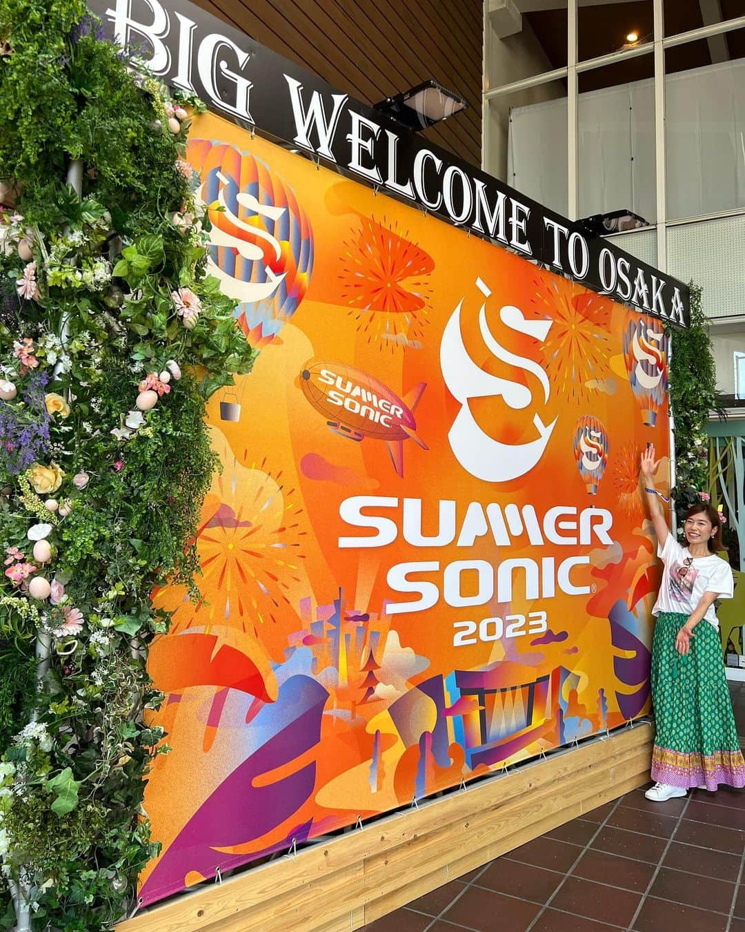 内田絢子さんのインスタグラム写真 - (内田絢子Instagram)「✴︎SUMMER SONIC 2023✴︎ 2DAYS、ライブを楽しみ尽くしました！！ めちゃくちゃ焼けたね。笑  今年はMaisie Petersにインタビュー！！3月の東京での初来日公演のときにインタビューさせていただいて、今回は2回目。こんなに早く日本に帰ってきてくれるなんて、嬉しすぎる♡初めての大阪も、お好み焼きとか回転寿司とか美味しいものいっぱい食べて、満喫したよう。日本のお菓子をプレゼントしたら、新幹線で食べてくれたみたい♡  Maisie Petersのライブ、めちゃくちゃかっこよかった！！大きなSONIC STAGEをアグレッシブに動きながら、1人、1人のお客さんに歌を届け、会場のボルテージをあげてゆく。チャーミングでかっこいい、彼女の魅力溢れるライブで、大阪のお客さんの盛り上がりも最高だった！！  明日のFM802 BRIGHT MORNING 11時台に、Maisie Petersのサマソニインタビューお届けします♬  #summersonic #summersonic2023  #サマソニ #maisiepeters #fm802」8月24日 20時37分 - uccijun