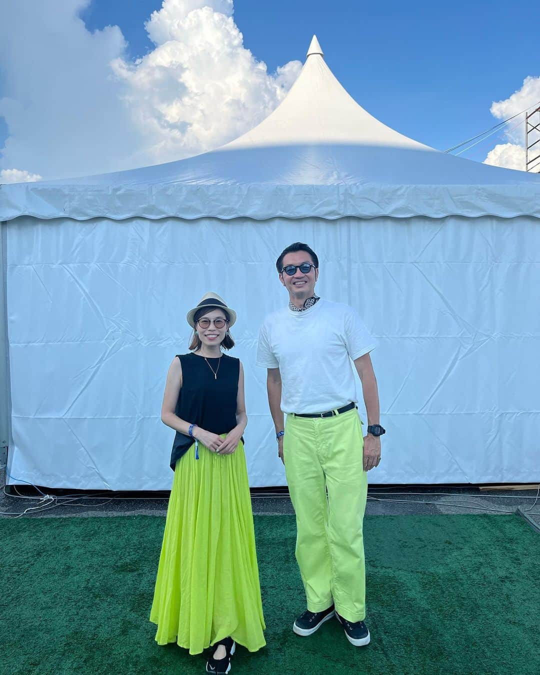 内田絢子さんのインスタグラム写真 - (内田絢子Instagram)「✴︎SUMMER SONIC 2023✴︎ 2DAYS、ライブを楽しみ尽くしました！！ めちゃくちゃ焼けたね。笑  今年はMaisie Petersにインタビュー！！3月の東京での初来日公演のときにインタビューさせていただいて、今回は2回目。こんなに早く日本に帰ってきてくれるなんて、嬉しすぎる♡初めての大阪も、お好み焼きとか回転寿司とか美味しいものいっぱい食べて、満喫したよう。日本のお菓子をプレゼントしたら、新幹線で食べてくれたみたい♡  Maisie Petersのライブ、めちゃくちゃかっこよかった！！大きなSONIC STAGEをアグレッシブに動きながら、1人、1人のお客さんに歌を届け、会場のボルテージをあげてゆく。チャーミングでかっこいい、彼女の魅力溢れるライブで、大阪のお客さんの盛り上がりも最高だった！！  明日のFM802 BRIGHT MORNING 11時台に、Maisie Petersのサマソニインタビューお届けします♬  #summersonic #summersonic2023  #サマソニ #maisiepeters #fm802」8月24日 20時37分 - uccijun